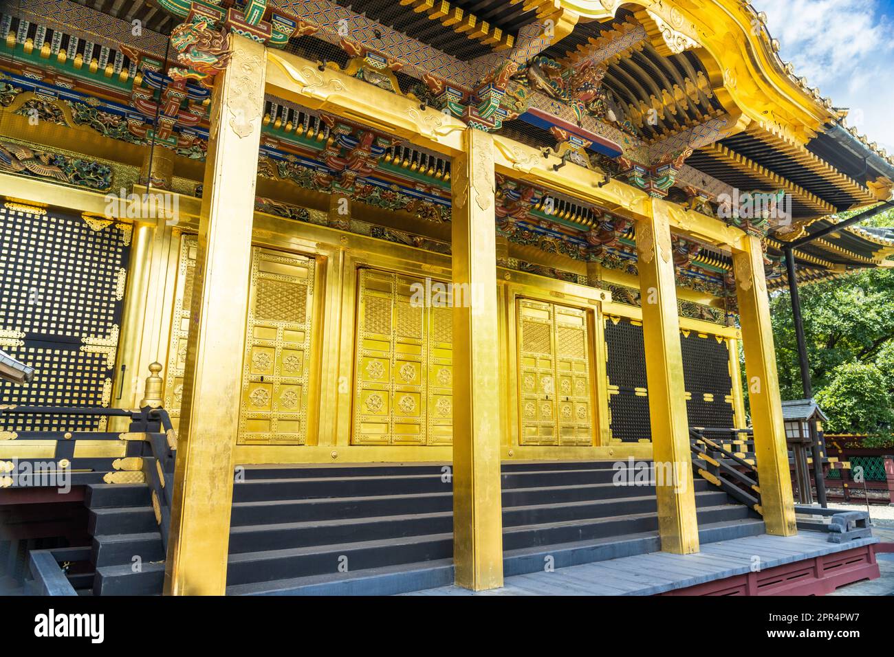 Le sanctuaire Ueno Tosho-gu se trouve dans le parc Ueno, Tokyo, Japon. Le sanctuaire a été construit en 1627 et est considéré comme un grand exemple de l'architecture de Shinto de la période Edo. Banque D'Images