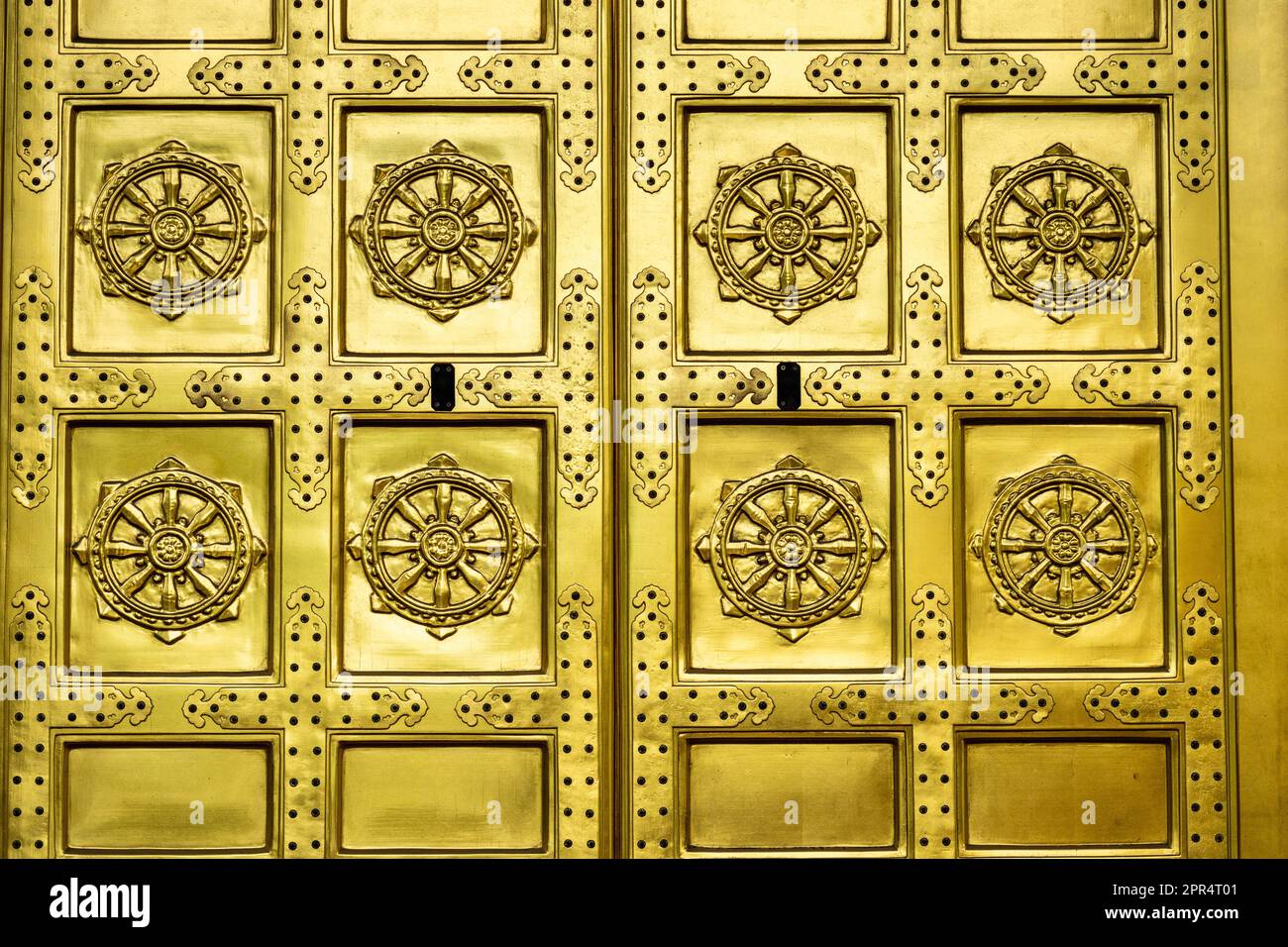 La porte dorée ornée de Karamon au sanctuaire Ueno Tosho-gu dans le parc Ueno, Tokyo, Japon. Le sanctuaire a été construit en 1627 et est considéré comme un grand exemple de l'architecture de Shinto de la période Edo. Banque D'Images