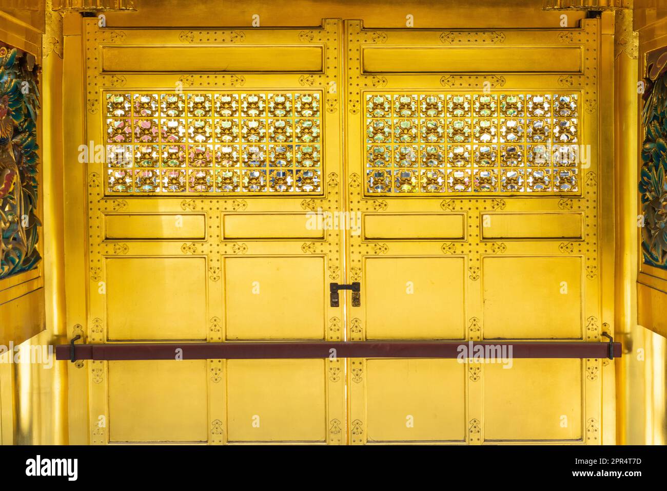 La porte intérieure ornée de Karamon doré au sanctuaire Ueno Tosho-gu dans le parc Ueno, Tokyo, Japon. Le sanctuaire a été construit en 1627 et est considéré comme un grand exemple de l'architecture de Shinto de la période Edo. Banque D'Images