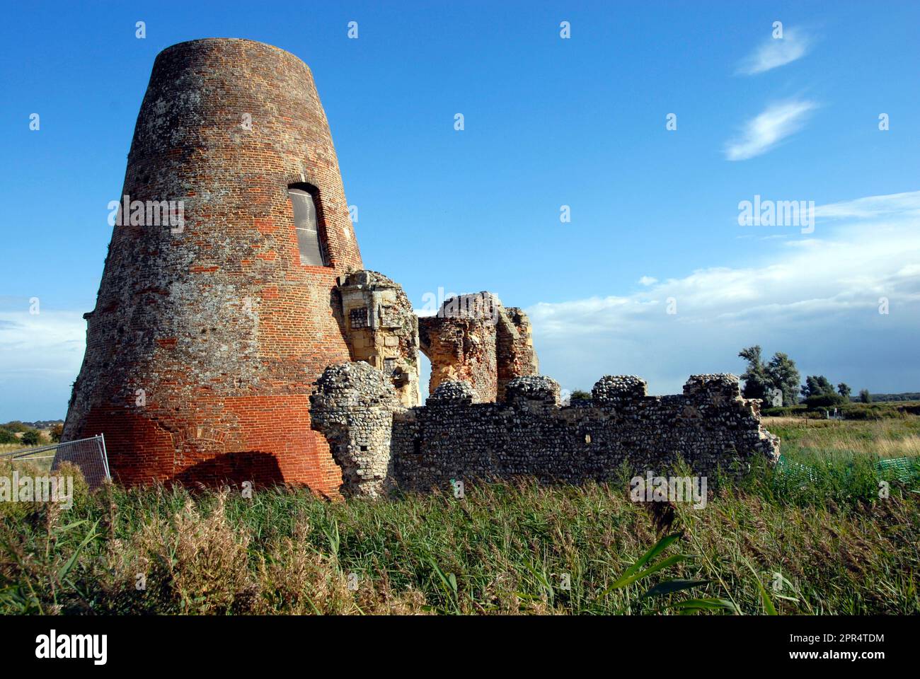 Vestiges de moulin à vent et ruines de l'abbaye de St Benet en cours de conservation, Norfolk, Angleterre Banque D'Images