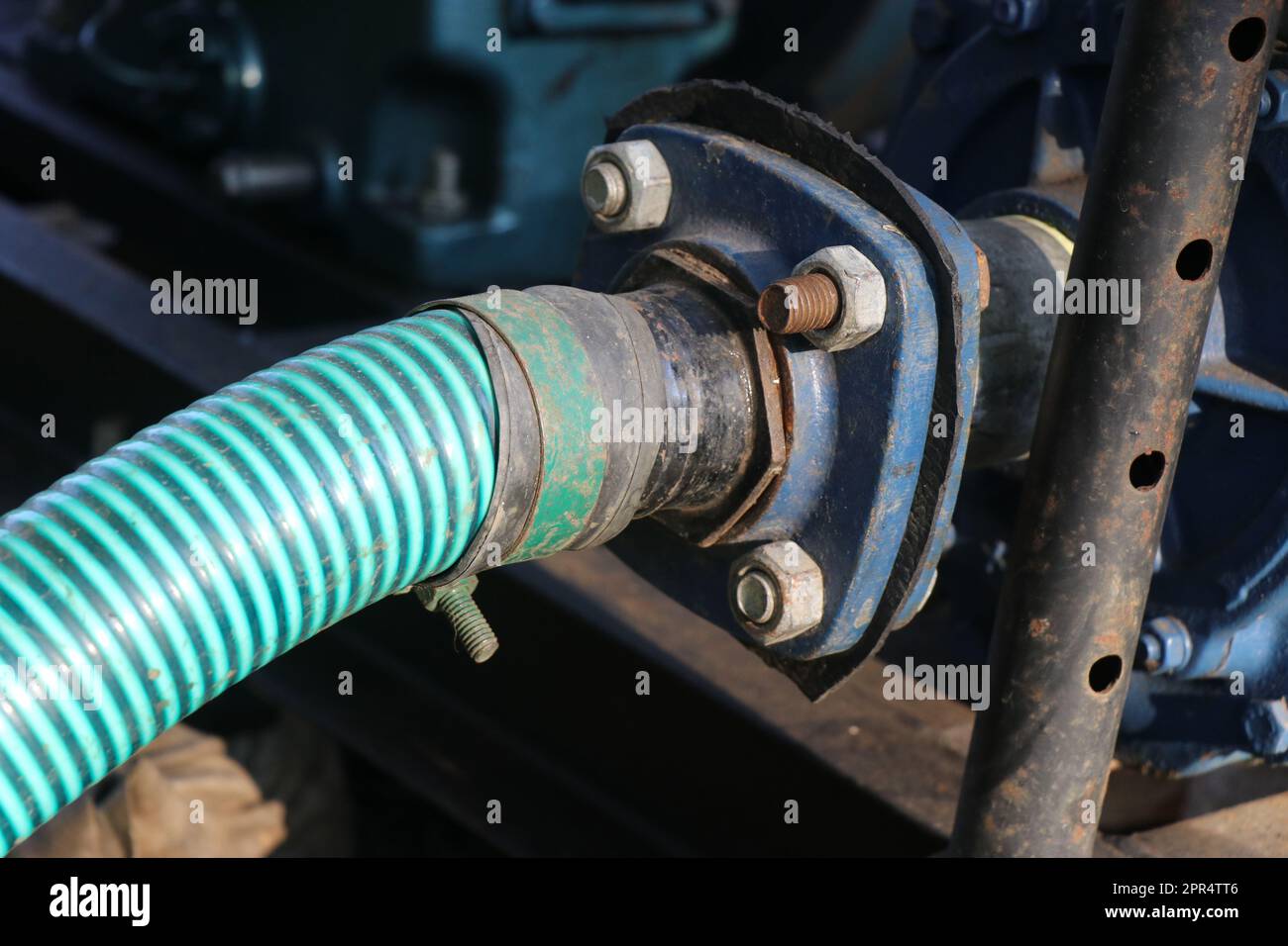 Pompe à eau centrifuge connectée à un tuyau d'entrée avec des écrous et des boulons pour alimenter en eau à des fins d'irrigation Banque D'Images