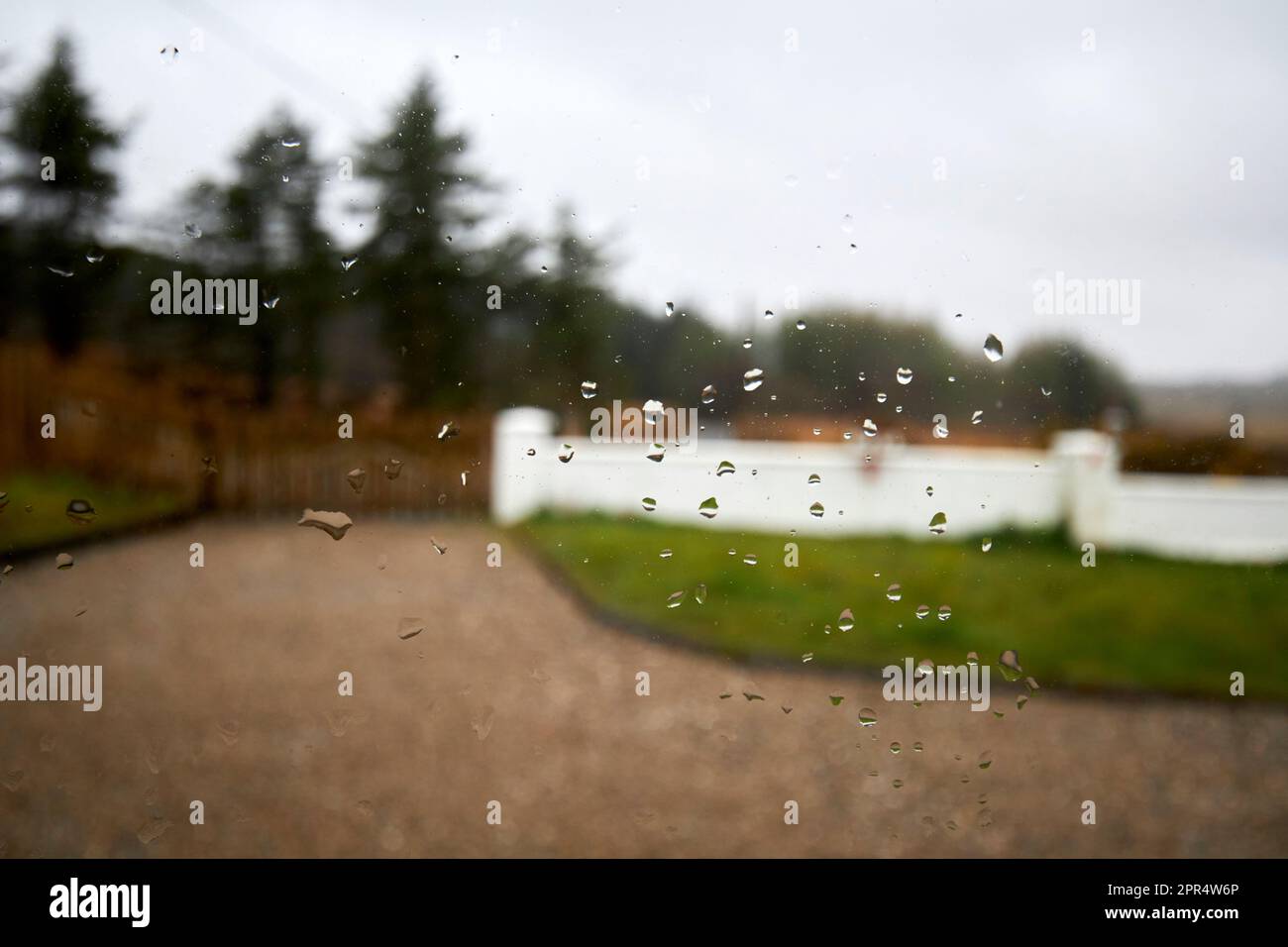 la pluie tombe sur la fenêtre donnant sur une maison de vacances cottage dans le comté donegal république d'irlande Banque D'Images