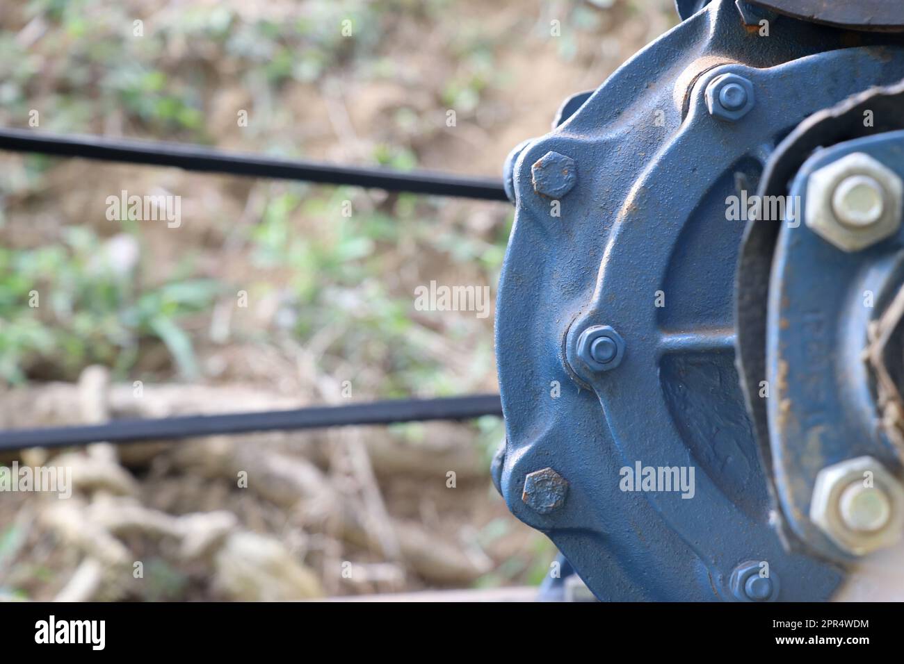 Vue latérale de la pompe centrifuge en fonte utilisant un système à courroie pour la transmission de puissance sur une pompe à eau d'irrigation agricole Banque D'Images