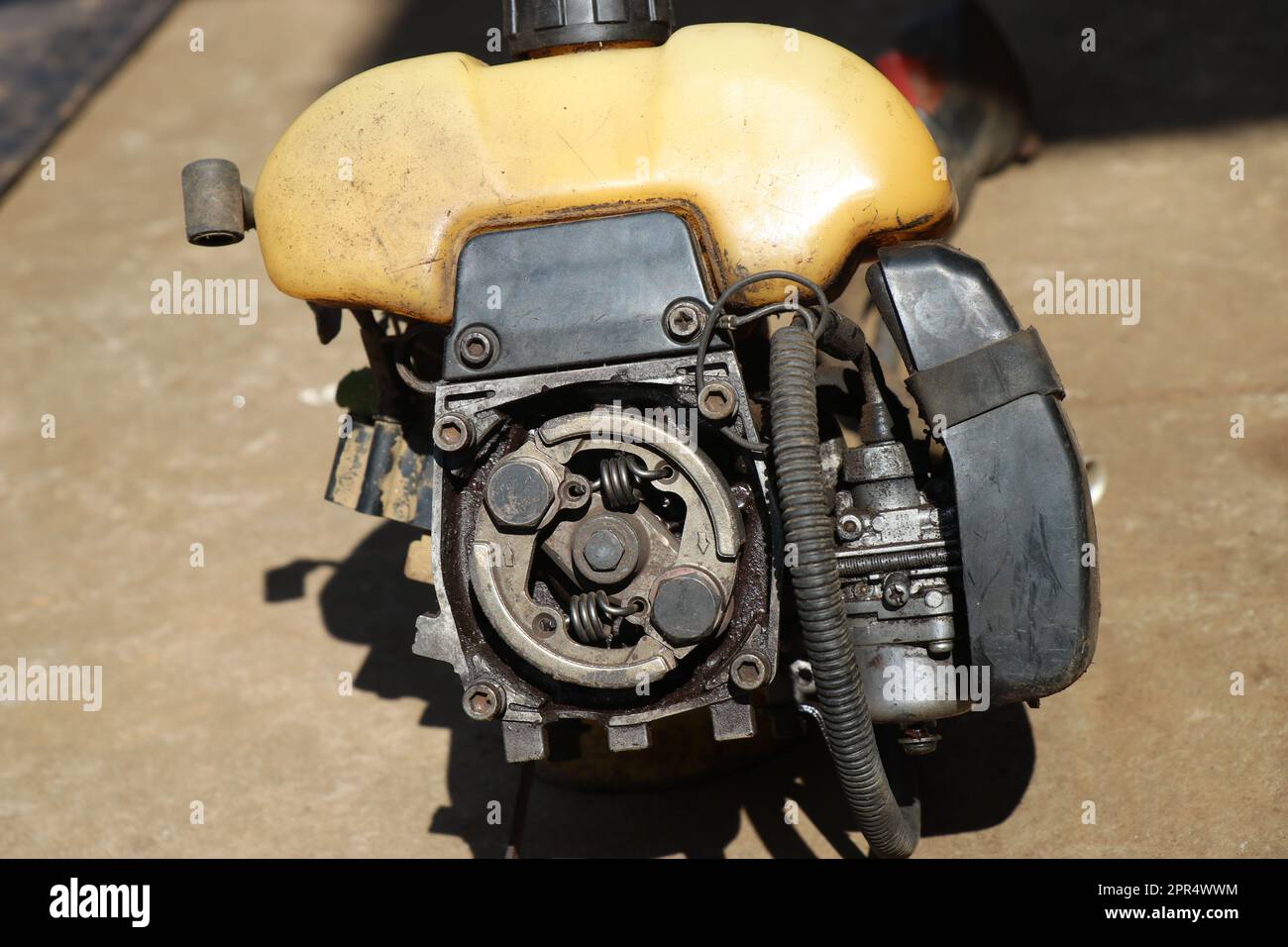 La débroussailleuse a été démontée avec une vue de l'embrayage et des pièces du carburateur. Réparer la découpeuse d'herbe Banque D'Images
