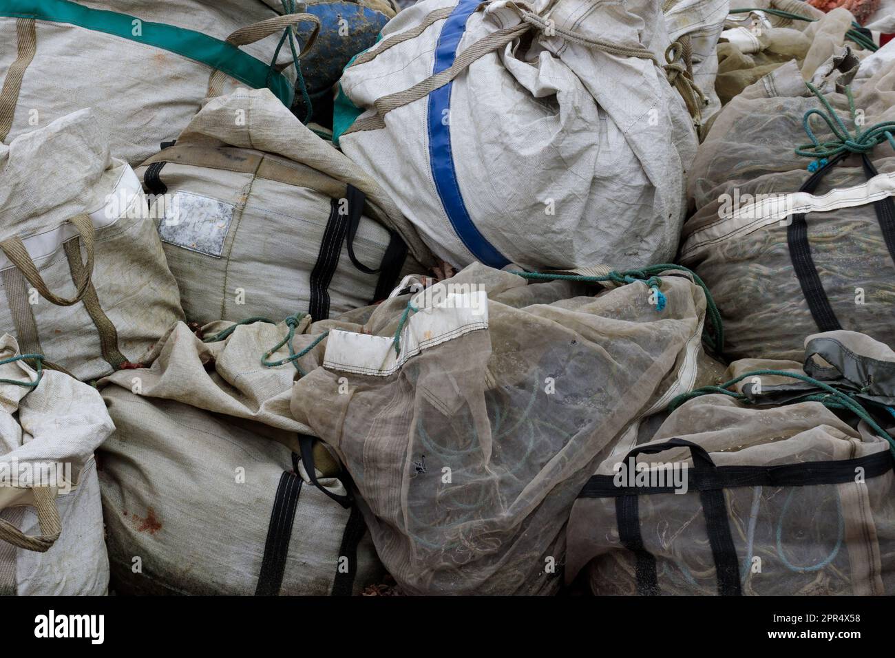 Gros plan de filets de pêche abîmés dans des sacs. Banque D'Images