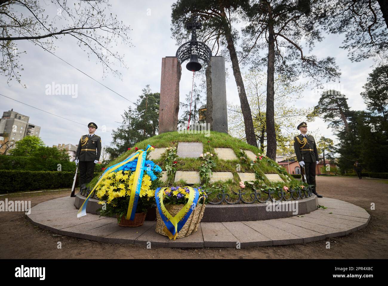 Kiev, Ukraine. 26th avril 2023. Des gardes d'honneur ukrainiens se tiennent au monument commémoratif des héros de Tchernobyl, à l'occasion du 37th anniversaire de la catastrophe de la centrale nucléaire de Tchernobyl, à 26 avril 2023, à Kiev, en Ukraine. Crédit: Pool photo/Bureau de presse présidentiel ukrainien/Alamy Live News Banque D'Images