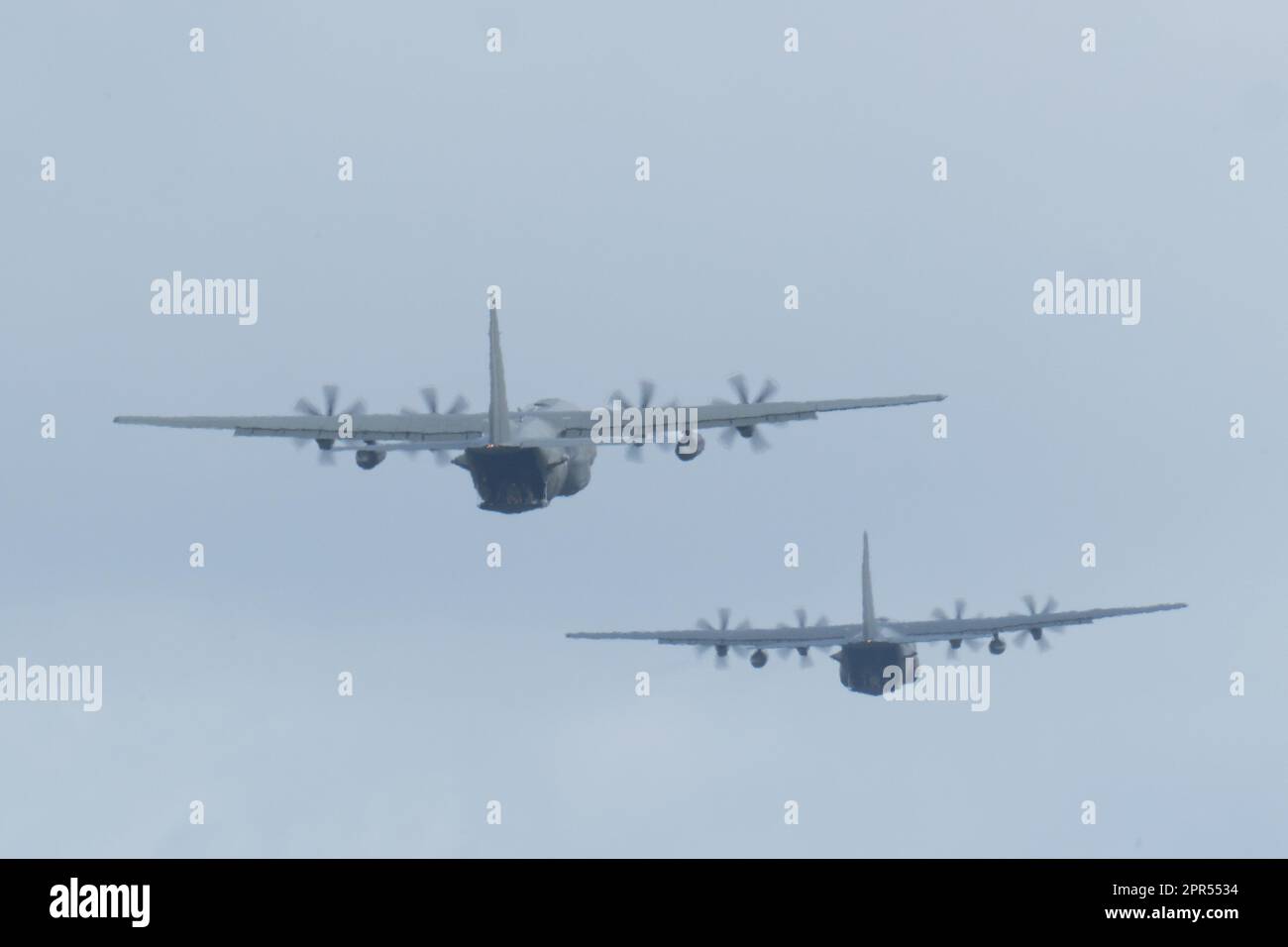 Une paire d'avions Lockheed C130J 'Hercules', exploités par la Royal Air Force du Royaume-Uni, pratiquant des gouttes d'air dans le sud de l'Oxfordshire, au Royaume-Uni. Les avions sont basés à RAF Brize Norton, et sont vus ici voler à une altitude d'environ 900ft, alors qu'ils se trouvent dans la zone de chute cible Banque D'Images