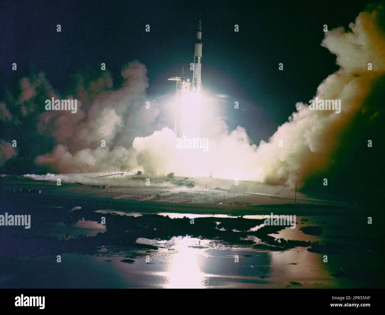 Le décollage de la Saturn V d'Apollo 17 Lune Fusée à partir d'un Pad de lancement, 39, au Centre spatial Kennedy, en Floride, à 12 h 33, le 7 décembre 1972. Apollo 17, la dernière mission d'atterrissage lunaire, était la première nuit lancement d'une fusée Saturn V. Banque D'Images
