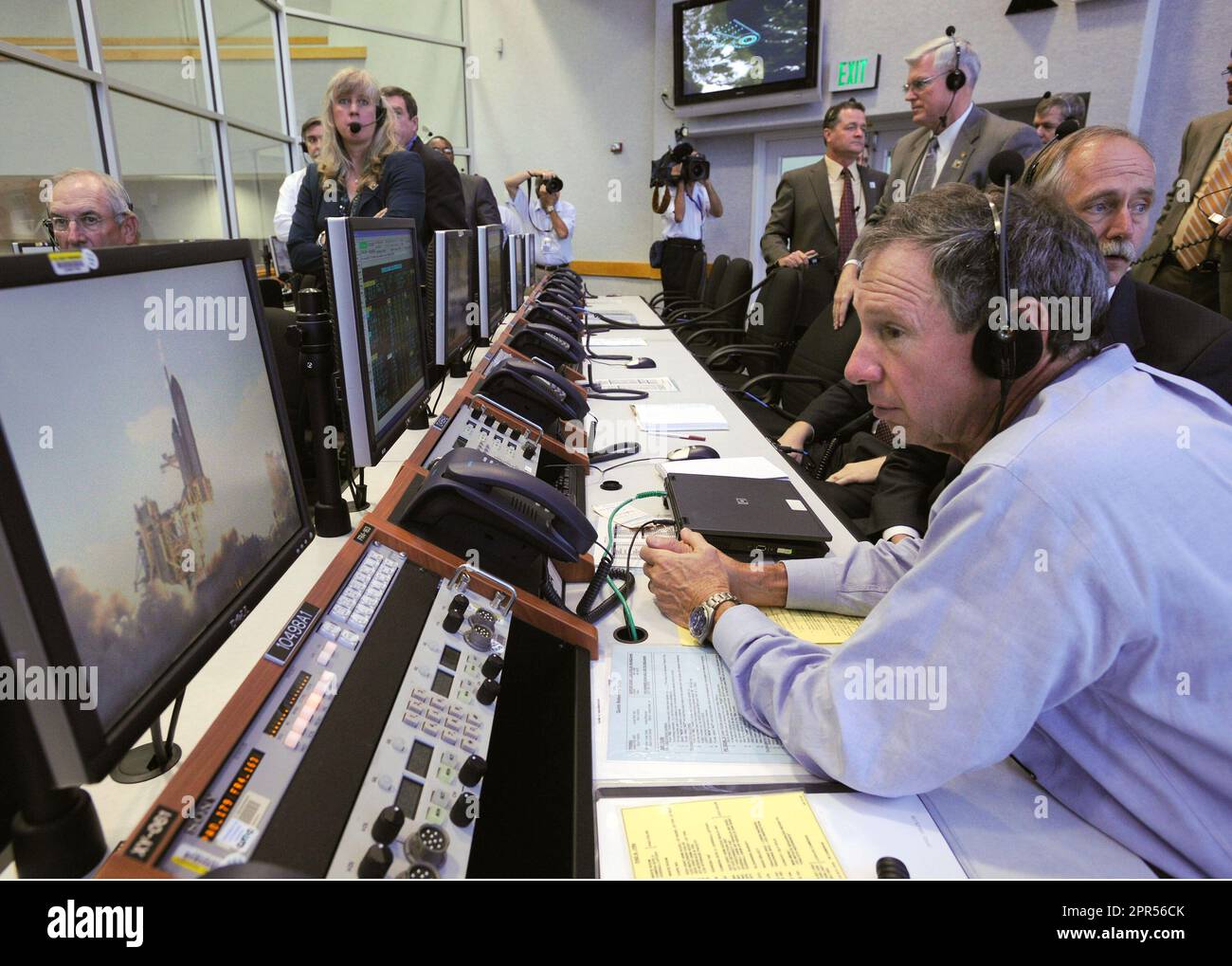 L'administrateur de la NASA, Michael Griffin, observe le lancement de la navette spatiale Discovery (STS-124) depuis le Centre de contrôle du lancement le samedi 31 mai 2008 au Centre spatial Kennedy de Cape Canaveral, en Floride, la navette s'est levée du tampon de lancement 39 A à 17 h 02 HAE. Crédit photo : (NASA/Bill Ingalls) Banque D'Images