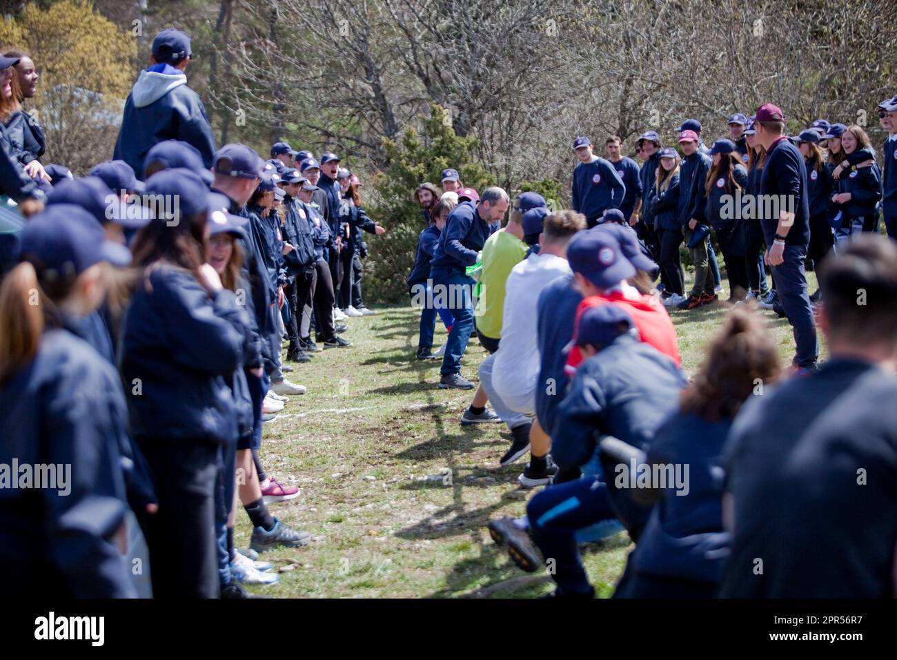 Ancelle, France. 25th avril 2023. Ancelle. France, 25 avril 2023. Les jeunes volontaires de la SNU qui ont gagné les Jeux Olympiques font un remorqueur de compétition de guerre avec leurs superviseurs, la France sur 25 avril 2023. Cent trente jeunes volontaires âgés de 15 à 17 ans sont en vacances de cohésion de deux semaines au centre de vacances de la Martegale à Ancelle. Photo par Thibaut Durand/ABACAPRESS.COM crédit: Abaca Press/Alay Live News Banque D'Images