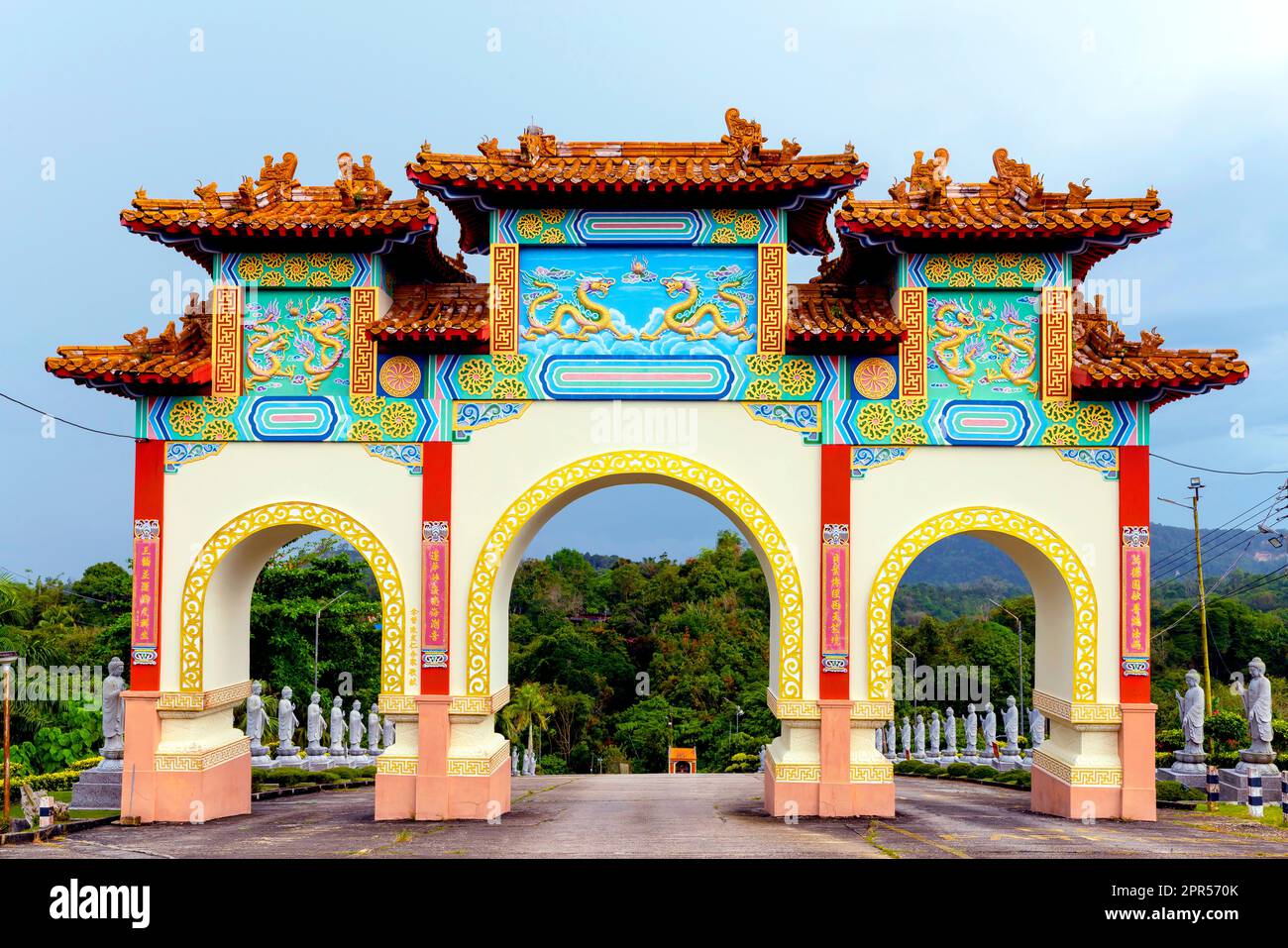 Le temple bouddhiste Puu Jih Shih est un temple bouddhiste situé au sommet de la colline de Tanah Merah, dans la baie de Sandakan, à Sandakan, Sabah, en Malaisie. Banque D'Images