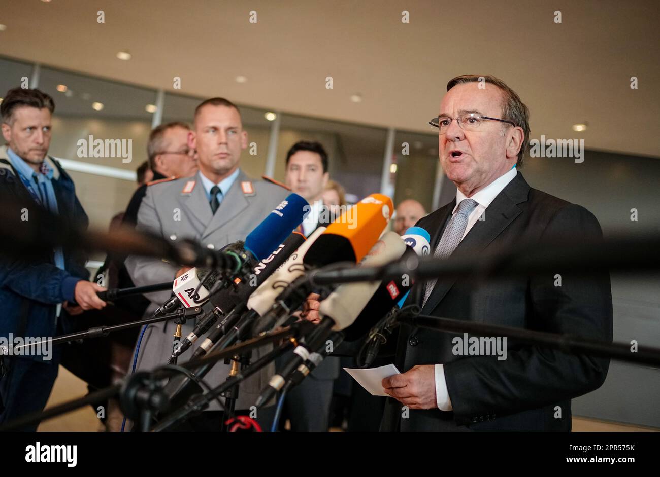 26 avril 2023, Berlin: Boris Pistorius (SPD), ministre fédéral de la Défense, donne une conférence de presse sur les achats dans les Forces armées allemandes au Bundestag après la Commission de la Défense. Photo : Kay Nietfeld/dpa Banque D'Images