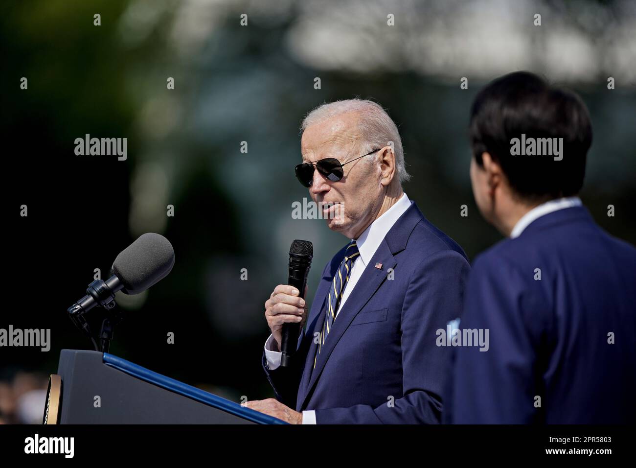 Washington, États-Unis. 26th avril 2023. Le président AMÉRICAIN Joe Biden s'exprime lors d'une cérémonie d'arrivée, lors d'une visite d'État avec Yoon Suk Yeol, président de la Corée du Sud, à droite, sur la pelouse sud de la Maison Blanche à Washington, DC, Etats-Unis, mercredi, 26 avril, 2023. Les États-Unis renforceront la dissuasion qu'ils fournissent à la Corée du Sud contre les menaces nucléaires, en s'assurant de la promesse de Séoul d'honorer ses engagements de ne pas poursuivre son propre arsenal nucléaire. Photographe: Al Drago/Pool/Sipa USA crédit: SIPA USA/Alay Live News Banque D'Images