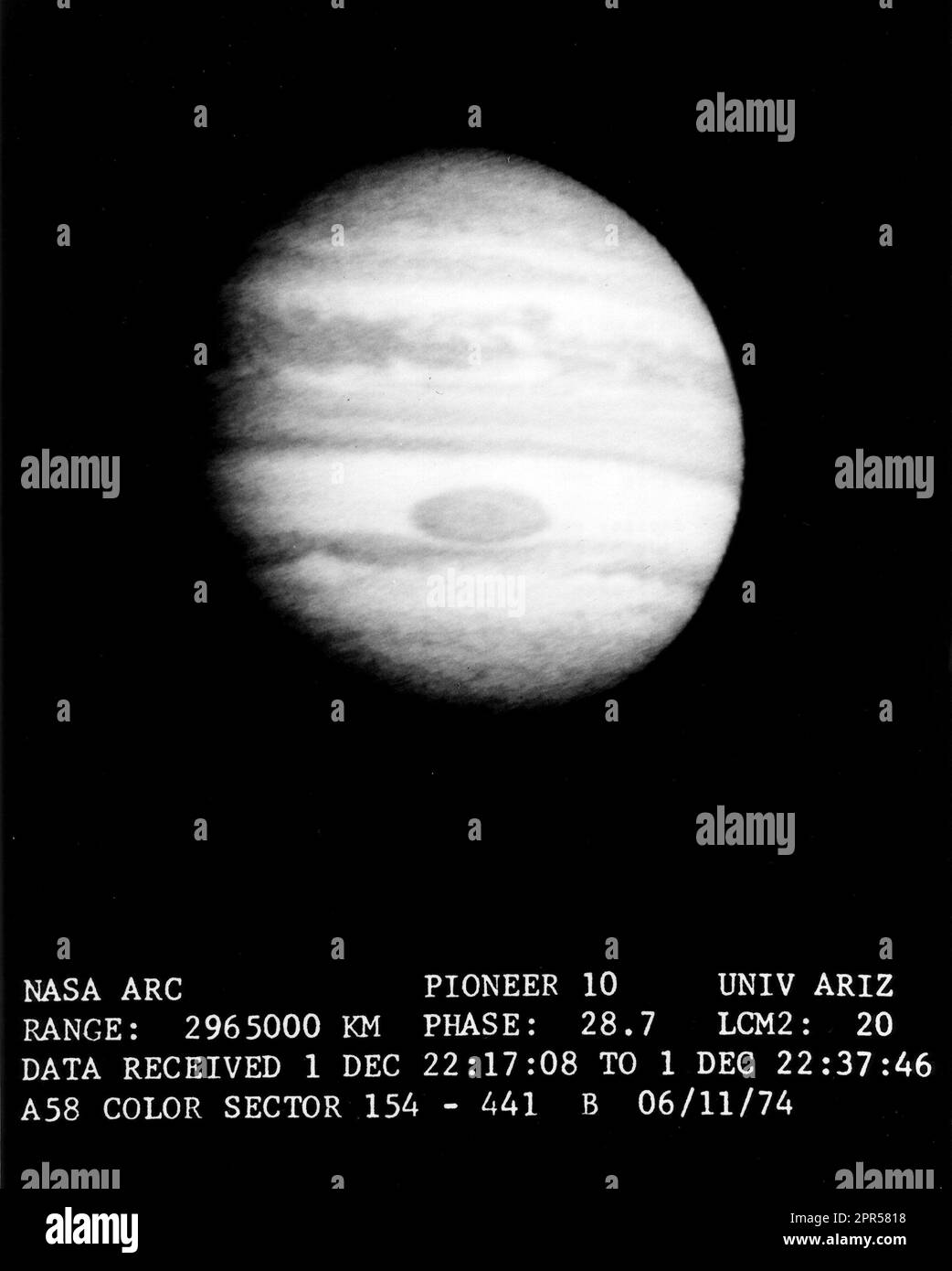 Description cette vue de Jupiter montre les sommets nuagés de la planète géante pris par l'engin spatial Pioneer 10 lorsqu'il a survolé Jupiter. Cette vue a été prise de 2 695 000 kilomètres (1 842 451 miles) de distance. Il montre le grand point rouge de 25 000 miles de long, qui est assez grand pour avaler plusieurs terres. Les formations de nuages individuels sont visibles en détail. Les zones lumineuses semblent se diviser en modèles d'écoulement détaillés de l'atmosphère et des nuages de Jupiter. La zone entourant le spot dans la zone tropicale sud lumineuse, suggère un schéma d'écoulement autour du spot qui est bombé vers le nord Banque D'Images