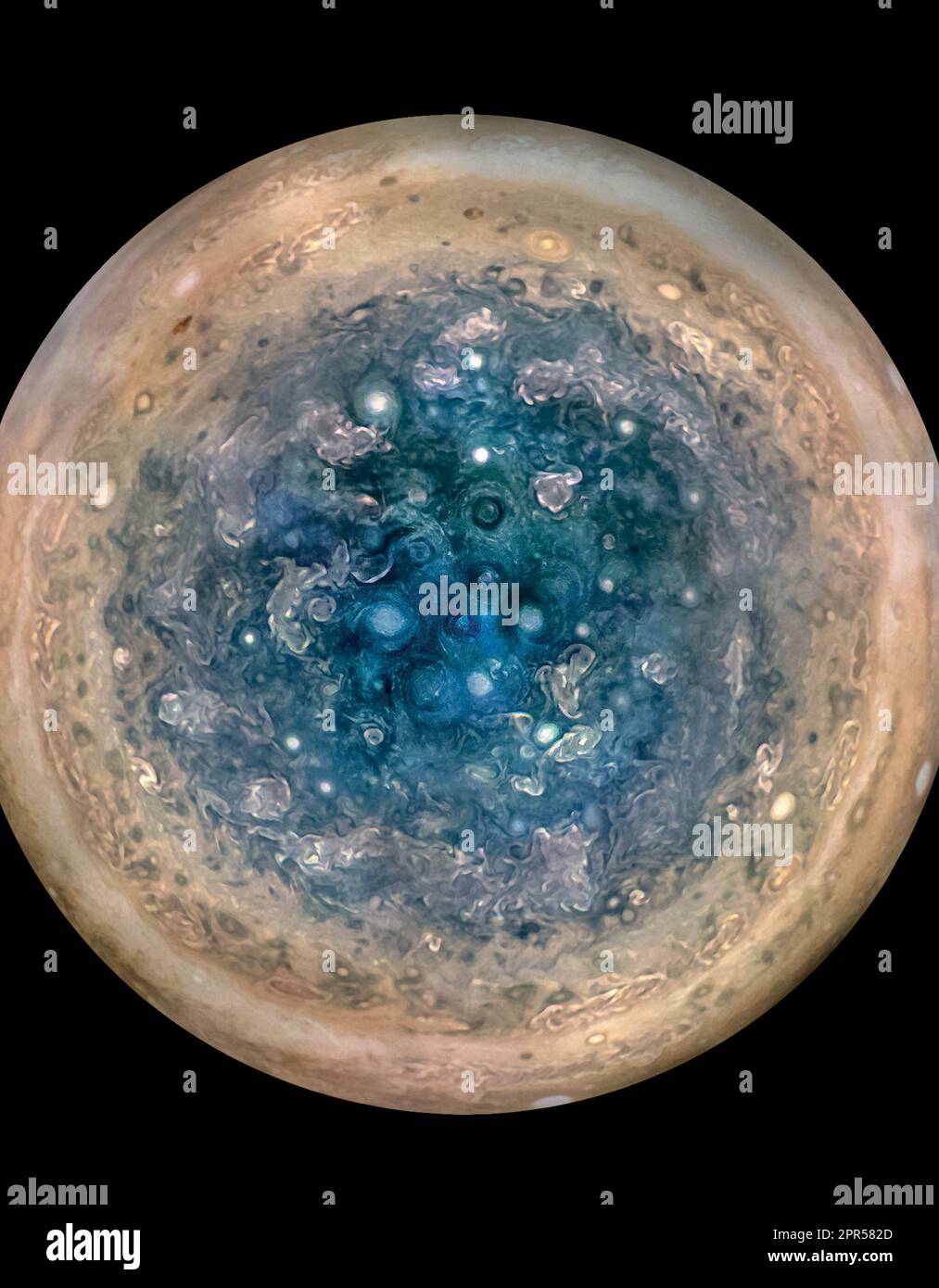 Cette image montre le pôle sud de Jupiter, comme le montre le satellite Juno de la NASA à une altitude de 32 000 miles (52 000 kilomètres). Les caractéristiques ovales sont des cyclones, jusqu'à 600 miles (1 000 kilomètres) de diamètre. Plusieurs images prises avec l'instrument JunoCam sur trois orbites distinctes ont été combinées pour afficher toutes les zones en lumière du jour, en couleurs améliorées et en projection stéréographique. Banque D'Images