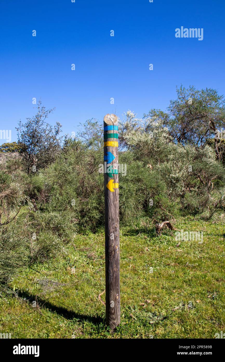Poste de madera que indica la dirección de las rutas en la Reserva Natural de Los Barruecos, Malpartida de Cáceres, España Banque D'Images