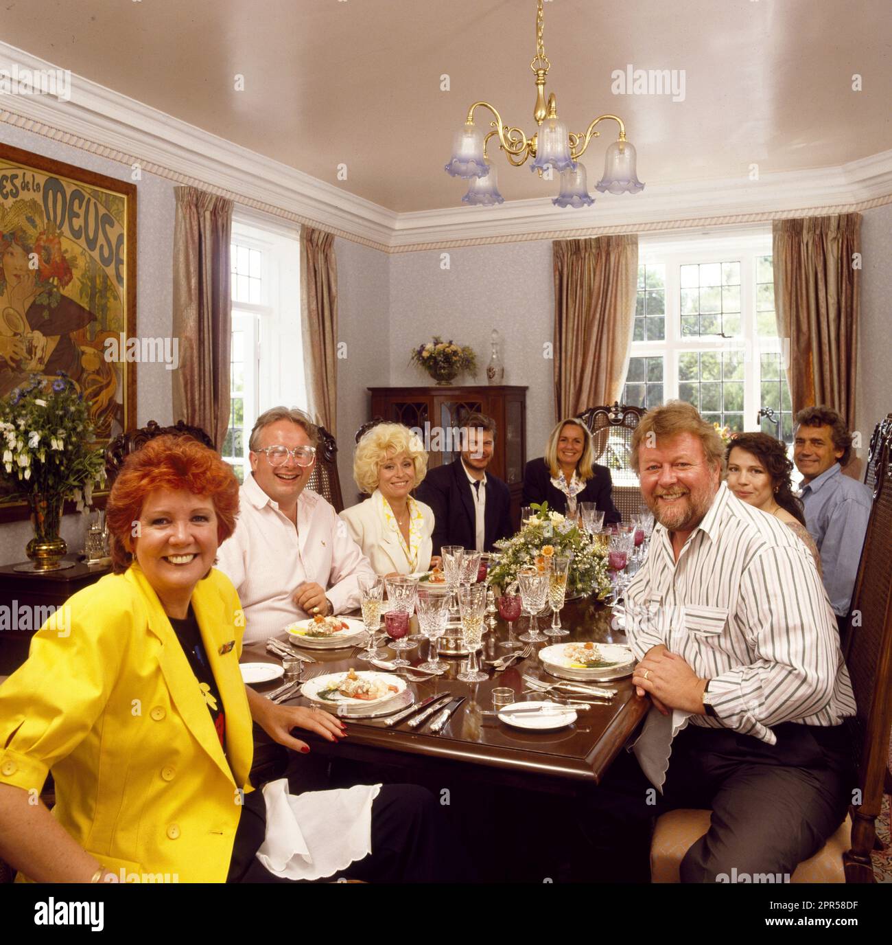 Cilla Black photographiée à la maison avec les invités du dîner en 1983 Banque D'Images