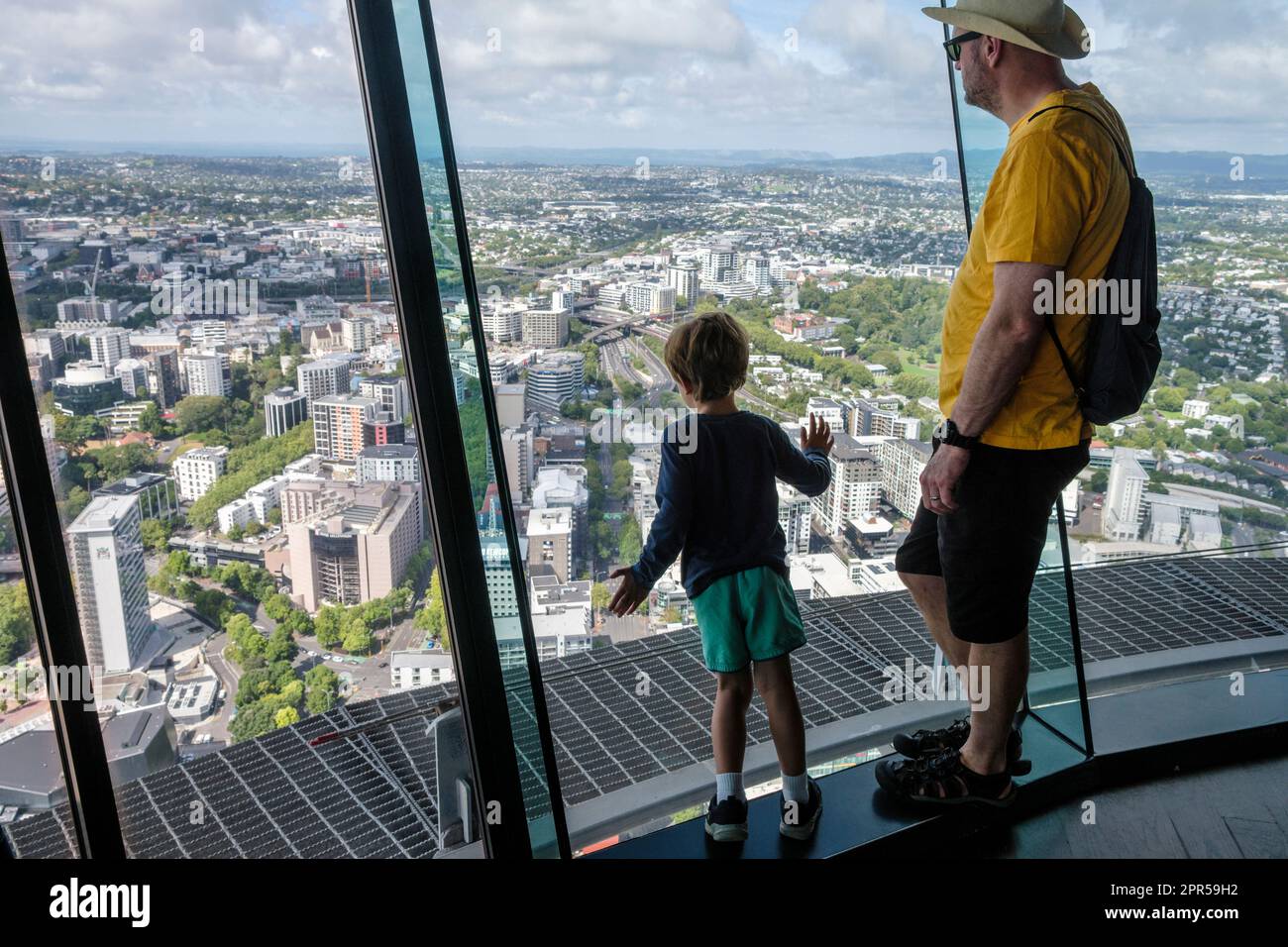 Un père et un fils regardant la vue depuis la terrasse d'observation, Sky Tower, Auckland, Île du Nord, Nouvelle-Zélande Banque D'Images