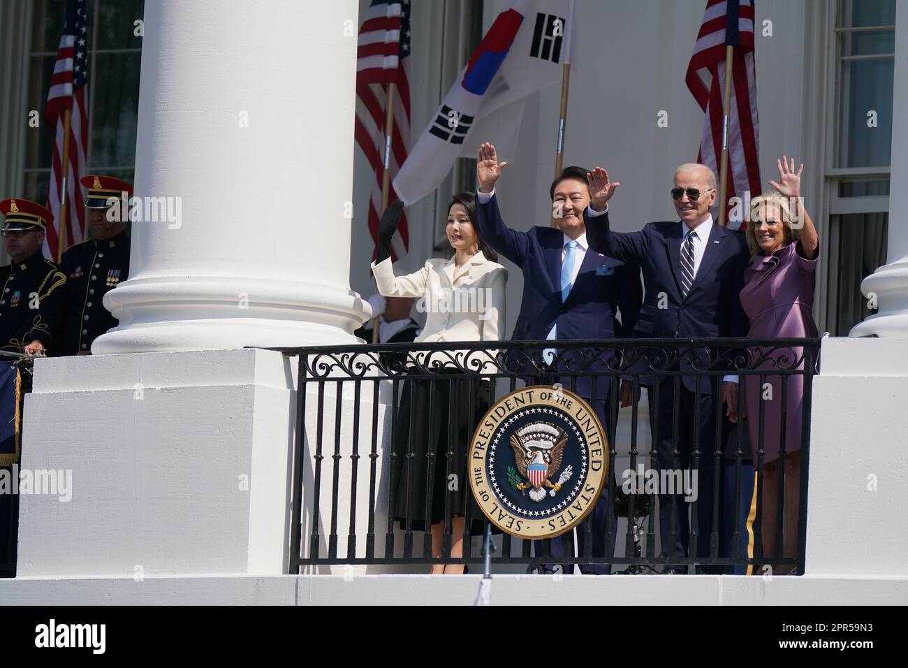 LA première dame DES ÉTATS-UNIS, Jill Biden, de droite, le président des États-Unis Joe Biden, Yoon Suk Yeol, le président de la Corée du Sud, Kim Keon Hee, la première dame de la Corée du Sud, lors d'une cérémonie d'arrivée à la Maison Blanche à Washington, DC, Etats-Unis, mercredi, 26 avril, 2023. Les États-Unis renforceront la dissuasion qu'ils fournissent à la Corée du Sud contre les menaces nucléaires, en s'assurant de la promesse de Séoul d'honorer ses engagements de ne pas poursuivre son propre arsenal nucléaire. Photographe: Al Drago/Pool/Sipa USA Banque D'Images