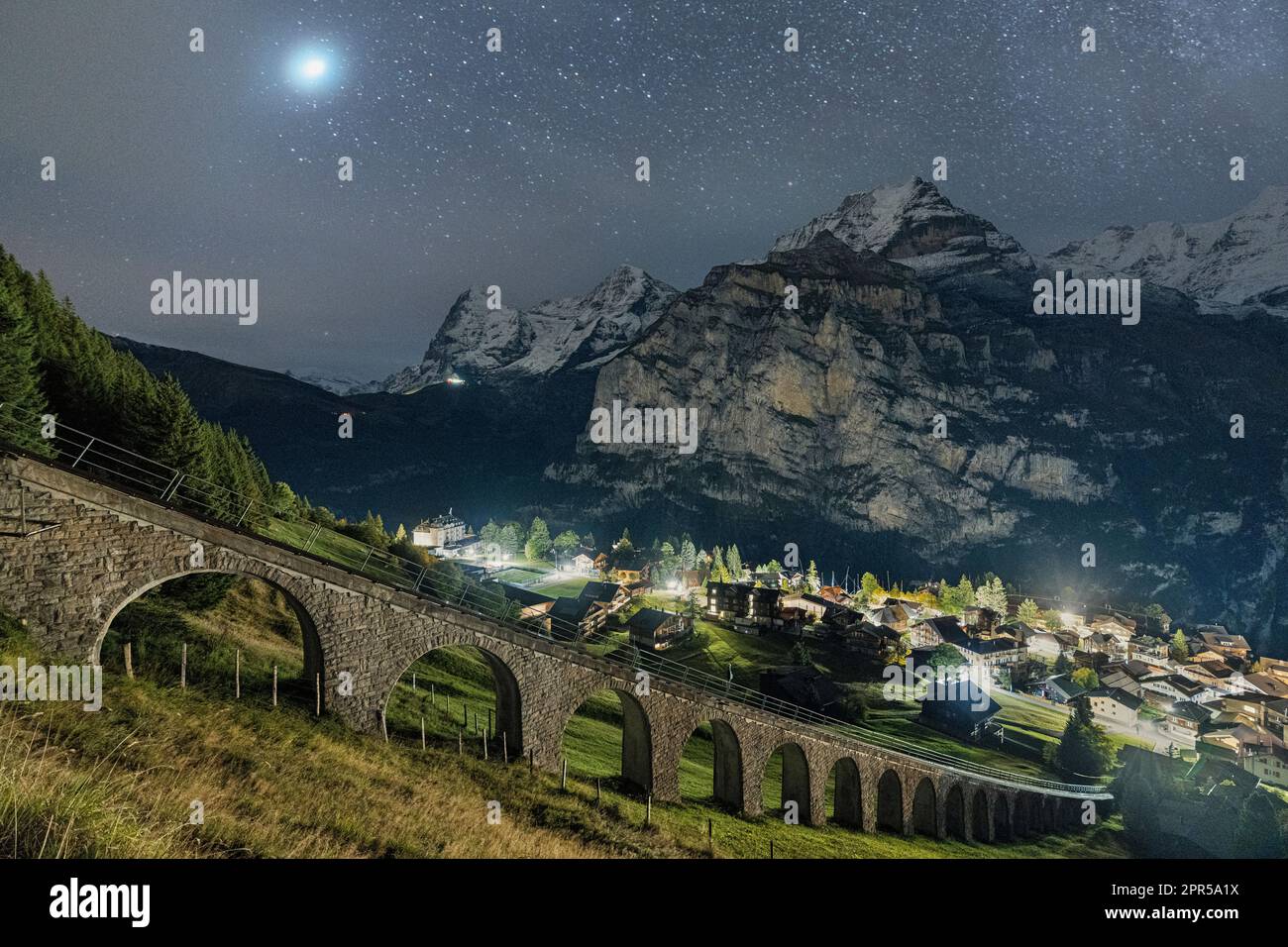 Funiculaire au-dessus du village de Murren avec les sommets Eiger, Monch et Jungfrau en arrière-plan la nuit, canton de Berne, Suisse Banque D'Images