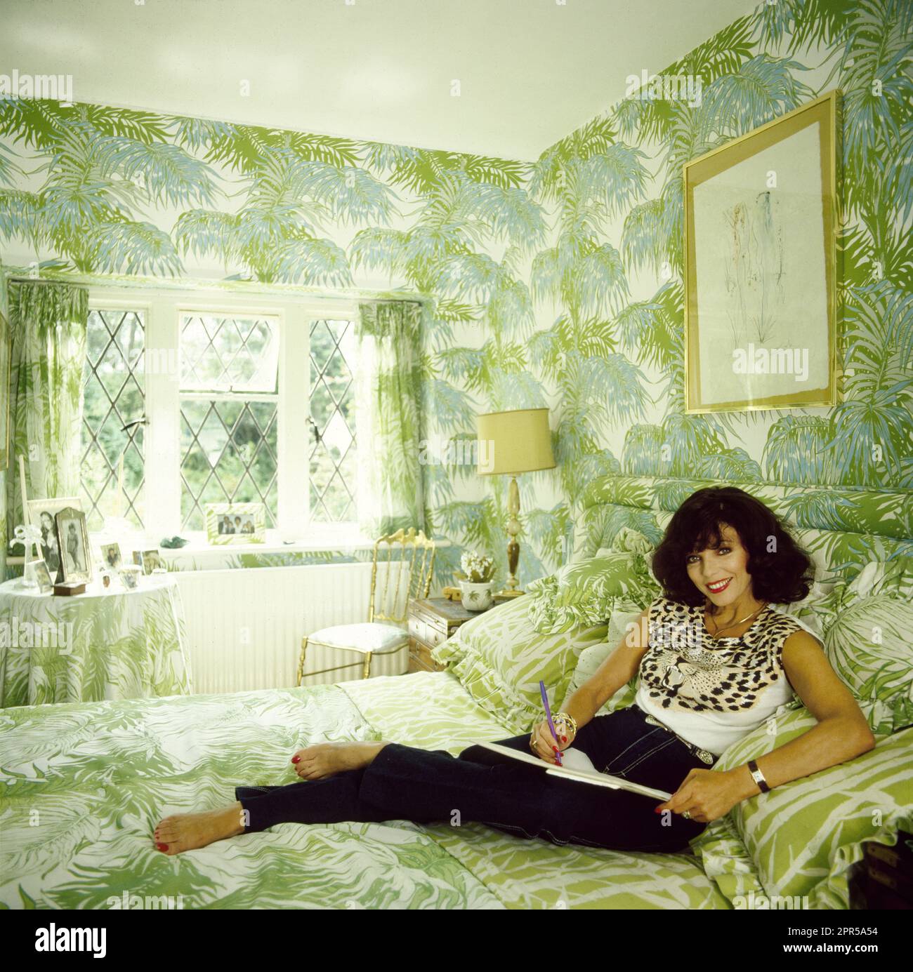 Joan Collins a photographié chez elle au Royaume-Uni en 1984 Banque D'Images