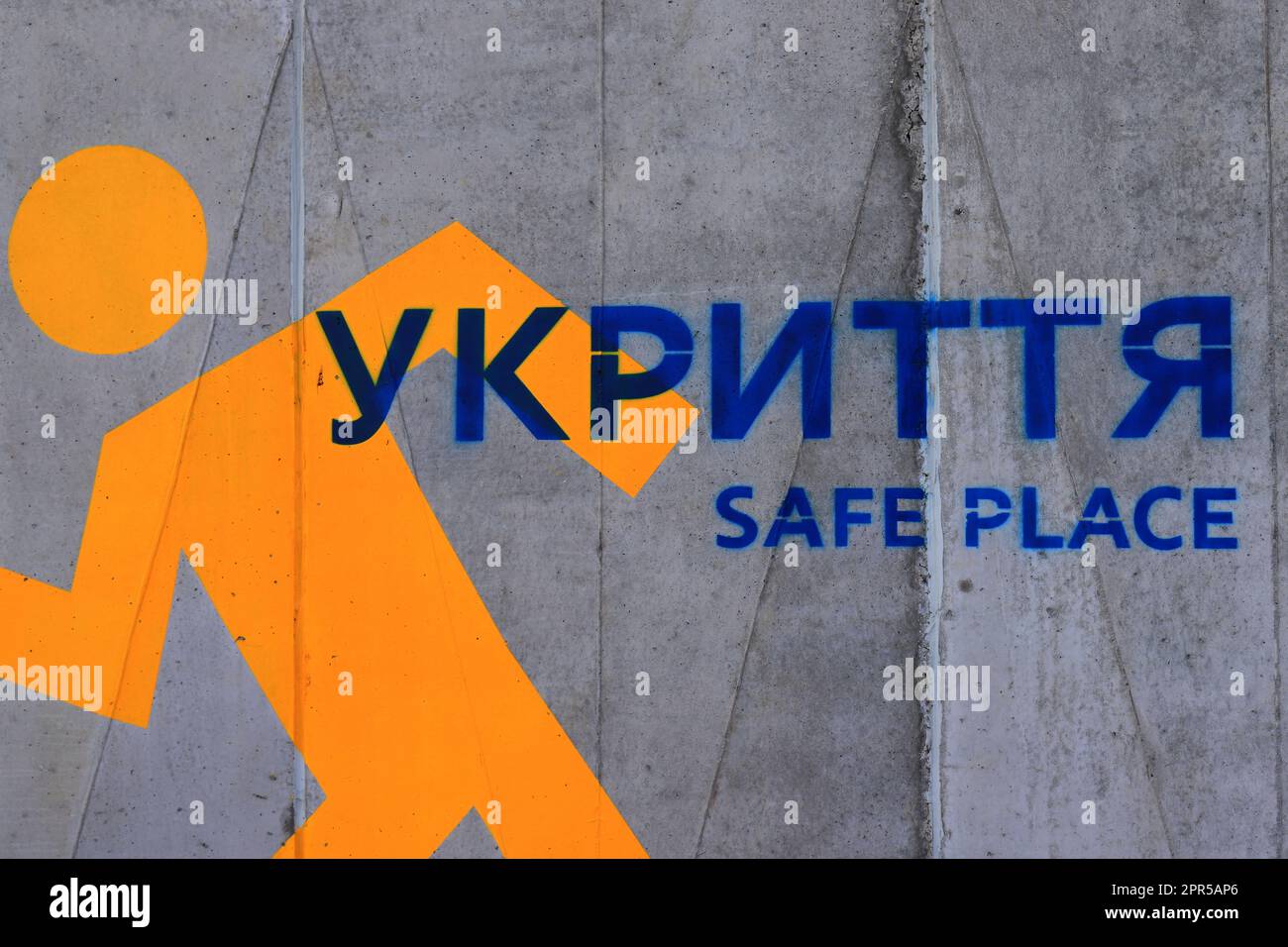 Abri à la bombe - pointeur en langue ukrainienne à Dnipro, Ukraine protection contre la guerre nucléaire atomique, les bombardements, l'explosion, les obus pour les civils. Russie Banque D'Images