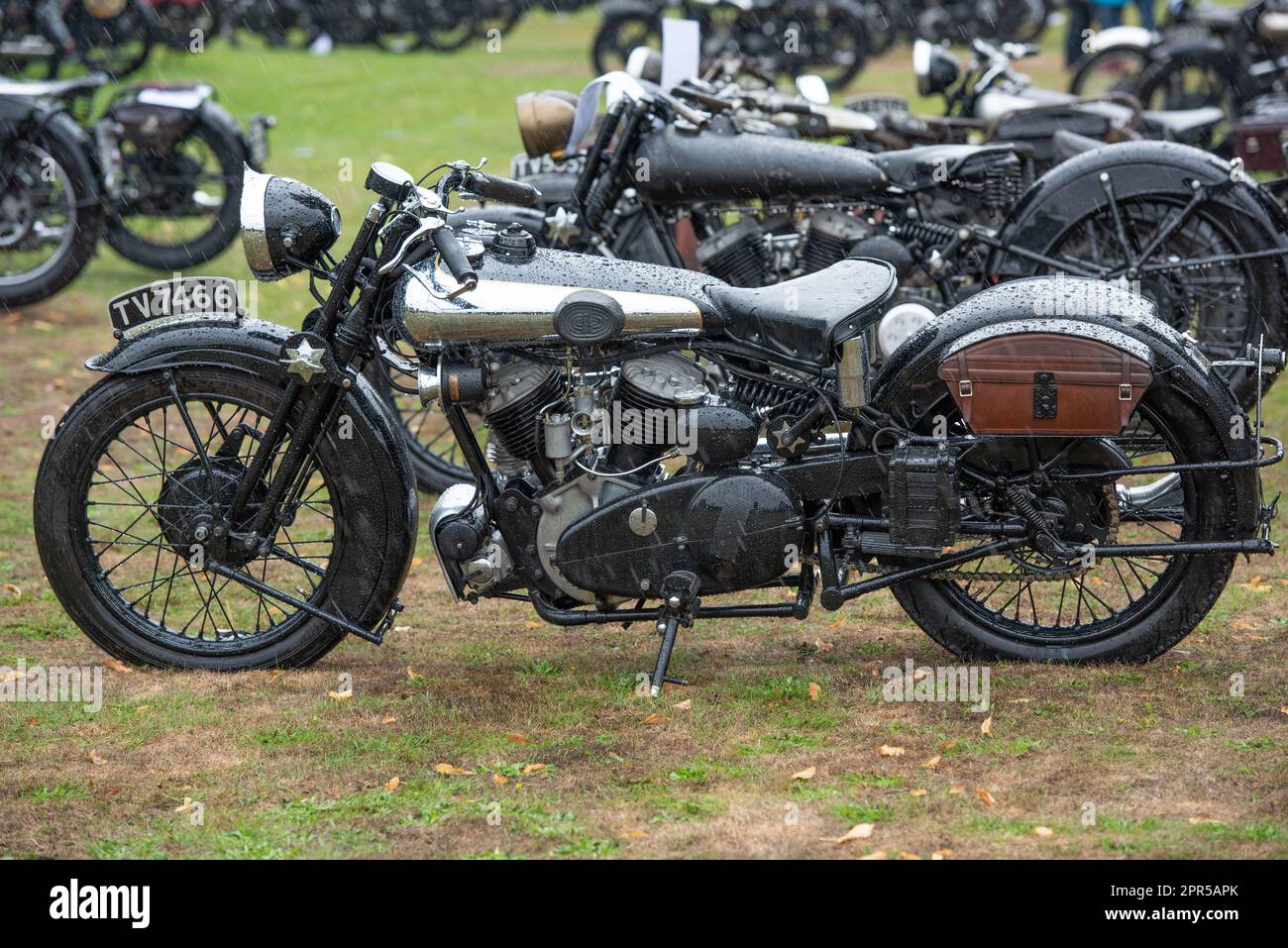 Brough Superior Motorcycles à un rassemblement de propriétaires à Middle Aston, Oxfordshire, 2018 malheureusement, il pleuvait mais il y avait une très grande collection de machines Banque D'Images