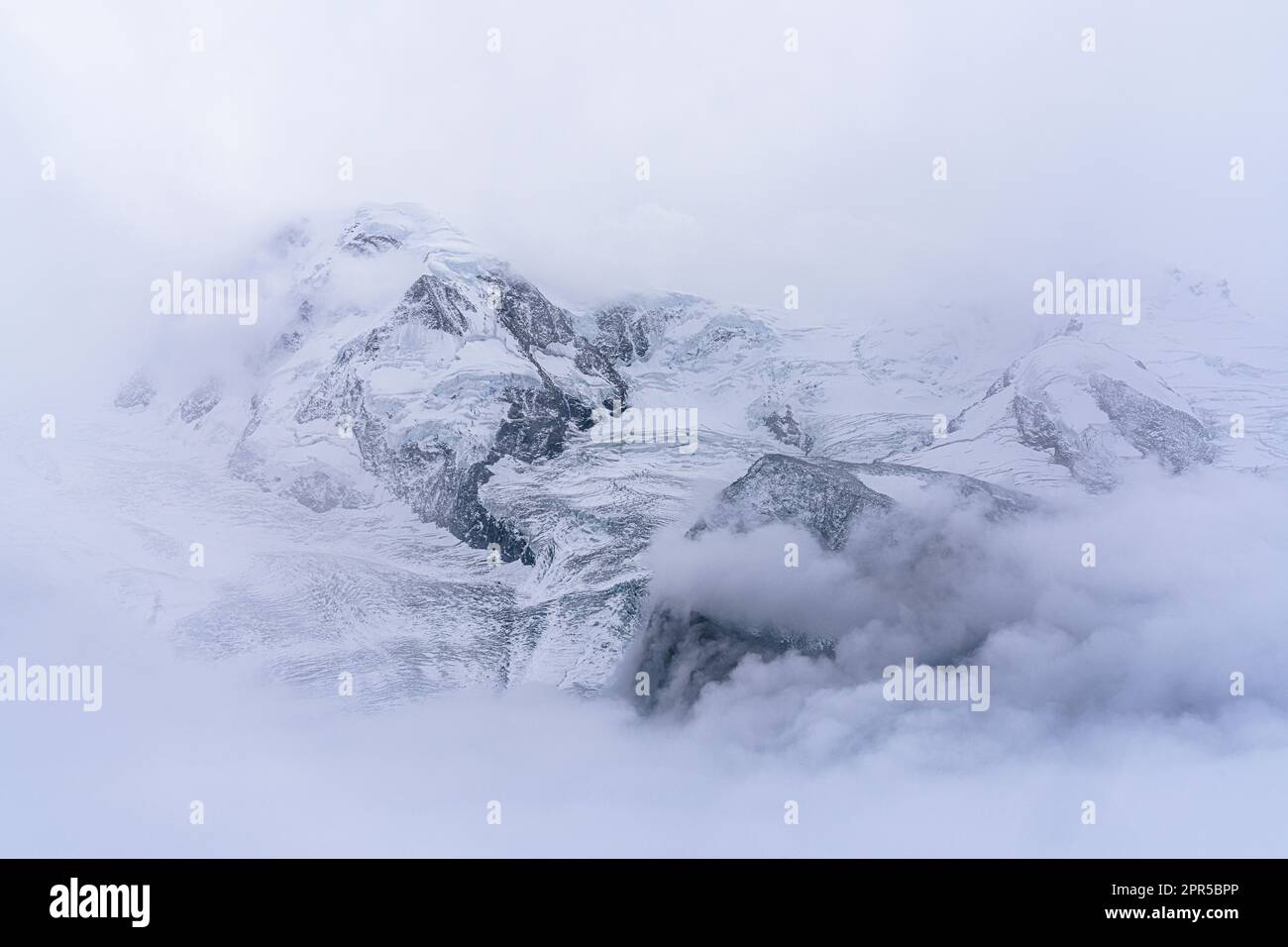 Montagnes enneigées et glacier de Lyskamm recouvert de brouillard en hiver, Gornergrat, Zermatt, canton du Valais, Suisse Banque D'Images