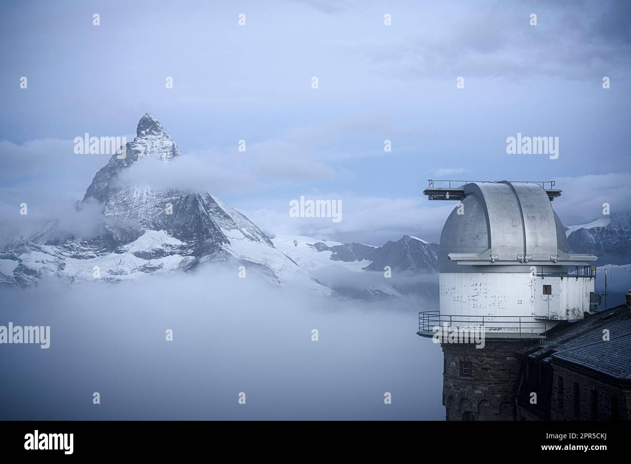 Brouillard au crépuscule sur Matterhorn vue depuis la tour d'observatoire de Kulmhotel Gornergrat, Zermatt, canton du Valais, Suisse Banque D'Images