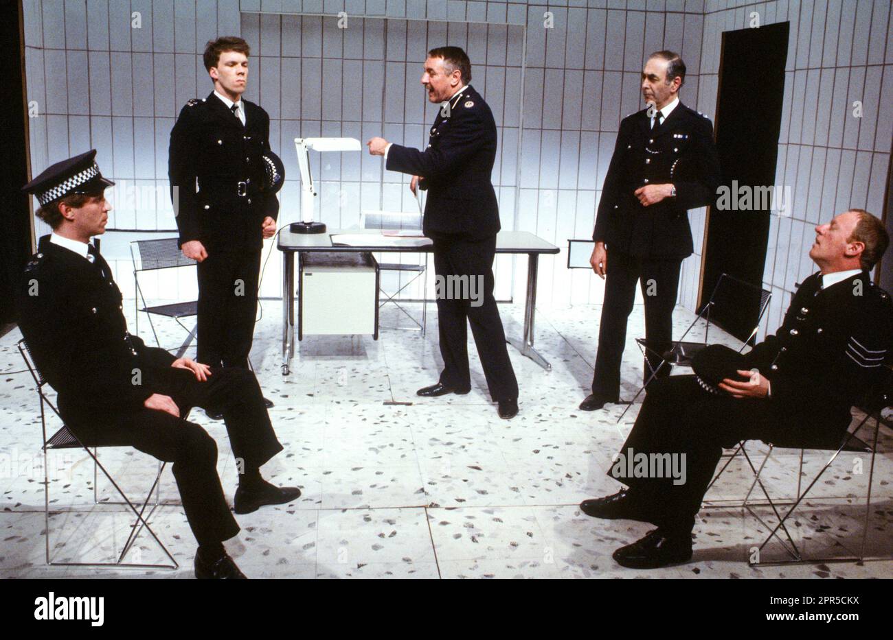 l-r: Derek Thompson (C.P. Jamieson), Phil Smeeton (P. C. Simon), Robert Stephens (commandant Westwich), Leonard Fenton (surintendant principal Feaver), Bill Stewart (sergent Harris) dans W.C.P.C. par Nigel Williams au Half Moon Theatre, Londres E1 29/04/1982 conception: David Fielding éclairage: Andy Phillips chorégraphe: Pauline Lewis directeur: PAM Brighton Banque D'Images