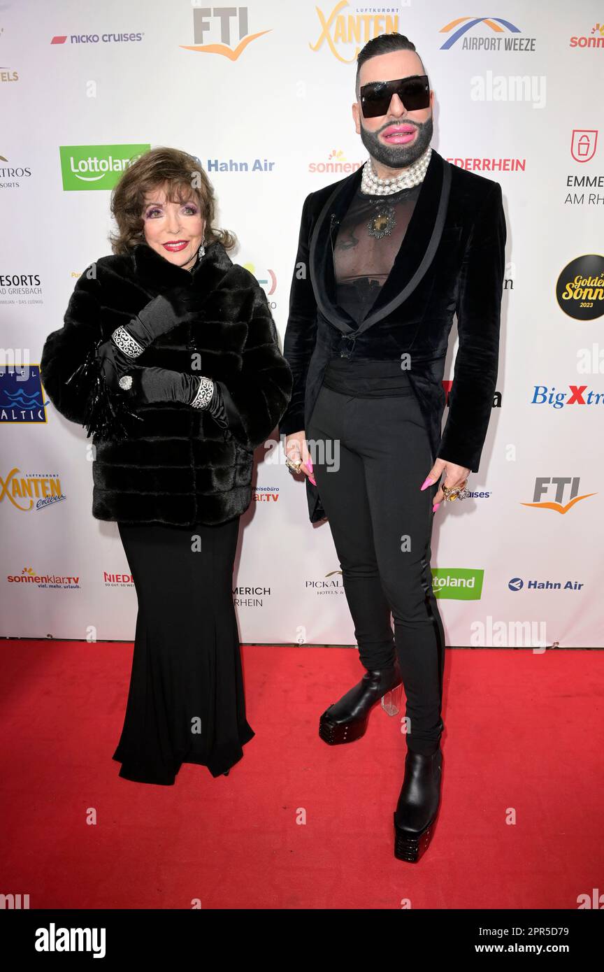 Joan Collins und Harald Glöckler BEI der Verleihung der Goldenen sonne 2023 während der Sonnenklar.TV Gala im Wunderland Kalkar. Kalkar, 22.04.2023 Banque D'Images