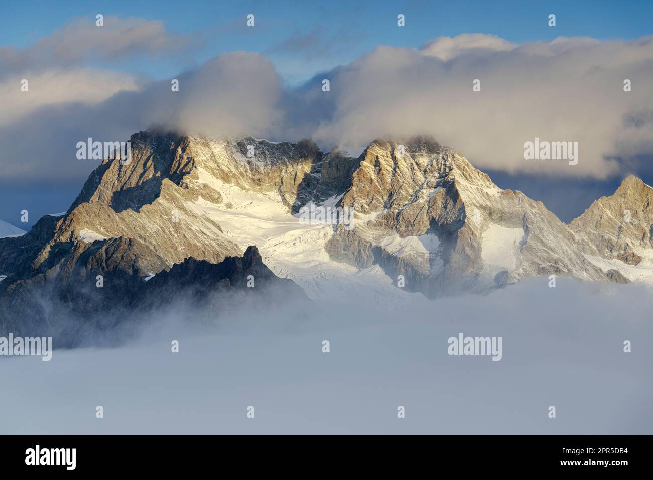 Nuages au-dessus des sommets d'Ober Gabelhorn et de Wellenkuppe sur un lever de soleil brumeux, Gornergrat, Zermatt, canton du Valais, Suisse Banque D'Images