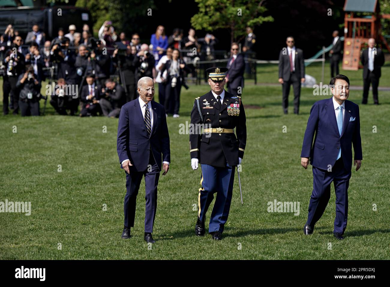 Washington, États-Unis. 26th avril 2023. LE président AMÉRICAIN Joe Biden, à gauche, et Yoon Suk Yeol, le président de la Corée du Sud, à droite, lors d'une cérémonie d'arrivée lors d'une visite d'État dans la pelouse sud de la Maison Blanche à Washington, DC, Etats-Unis, mercredi, 26 avril, 2023. Les États-Unis renforceront la dissuasion qu'ils fournissent à la Corée du Sud contre les menaces nucléaires, en s'assurant de la promesse de Séoul d'honorer ses engagements de ne pas poursuivre son propre arsenal nucléaire. Photographe: Al Drago/Pool/Sipa USA crédit: SIPA USA/Alay Live News Banque D'Images