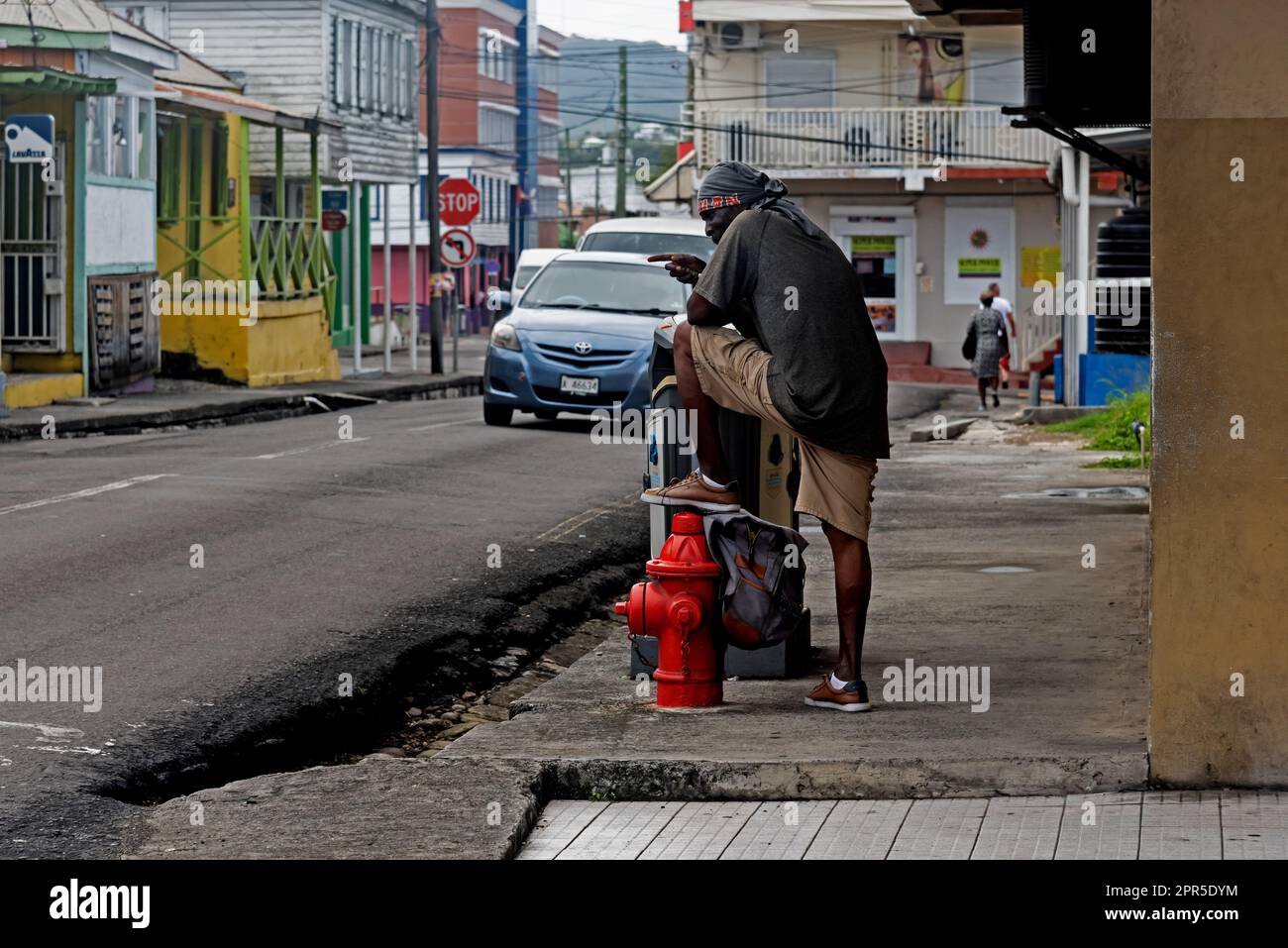 Homme au carrefour en direction de la rue John's est la capitale et la plus grande ville d'Antigua-et-Barbuda, dans les Caraïbes Banque D'Images