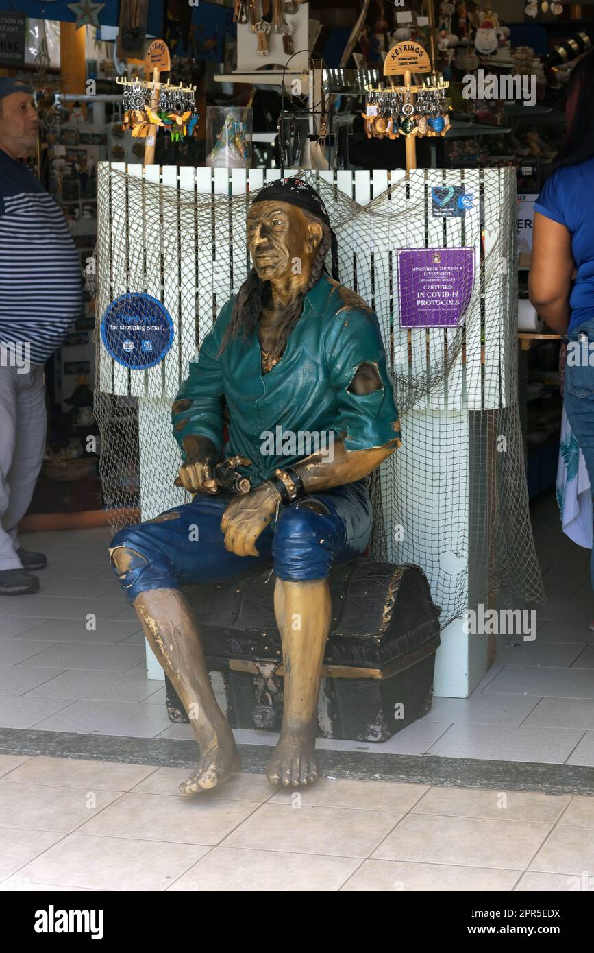 Sculpture près de la boutique, St. John's est la capitale et la plus grande ville d'Antigua-et-Barbuda, dans les Caraïbes Banque D'Images