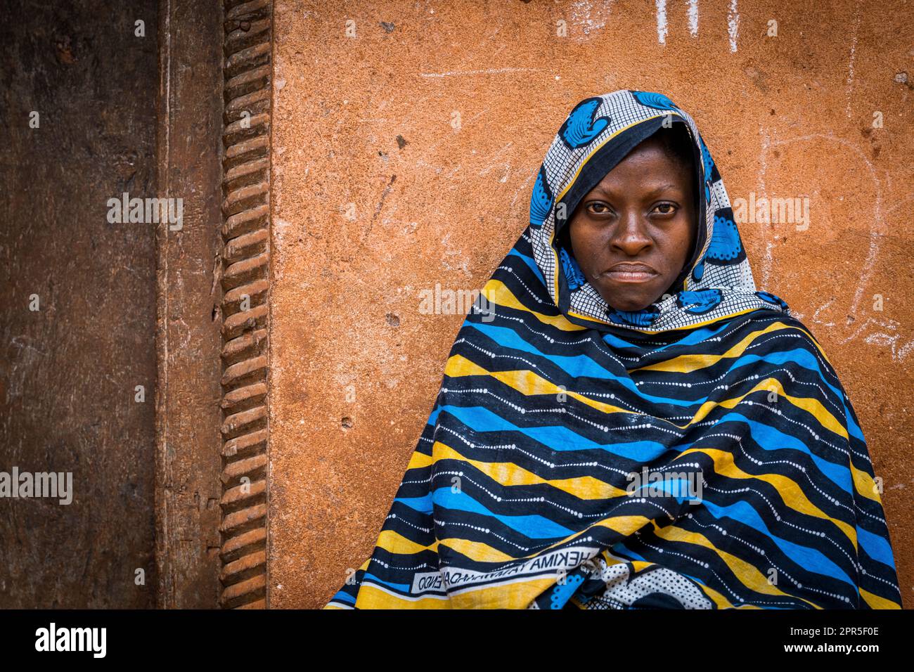 Portrait de la femme avec hijab traditionnel regardant la caméra, Zanzibar, Tanzanie Banque D'Images
