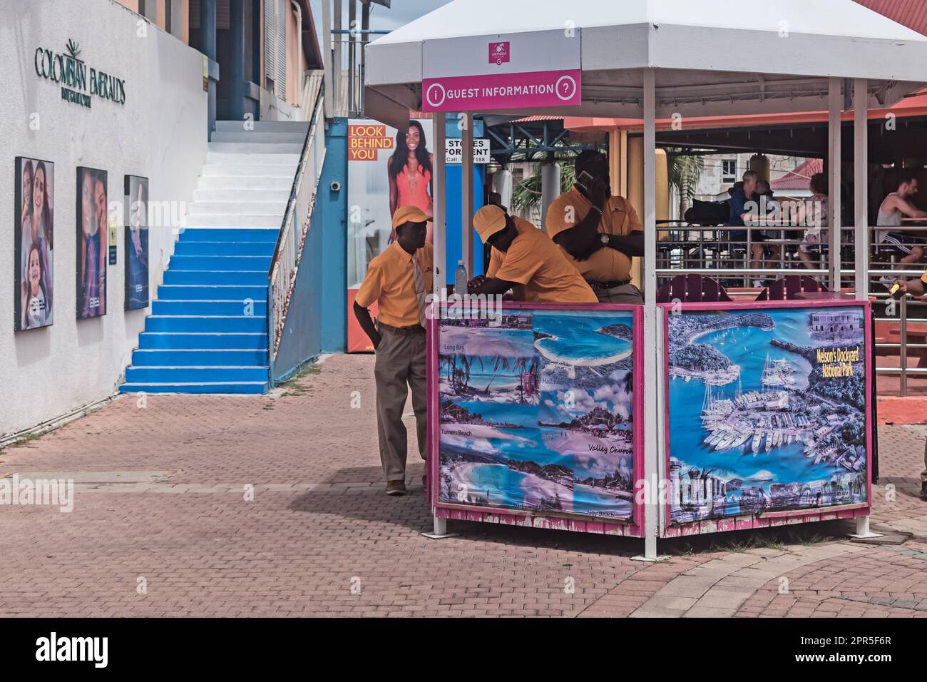 Station de taxi autorisée et ses employés, St. John's est la capitale et la plus grande ville d'Antigua-et-Barbuda, dans les Caraïbes Banque D'Images