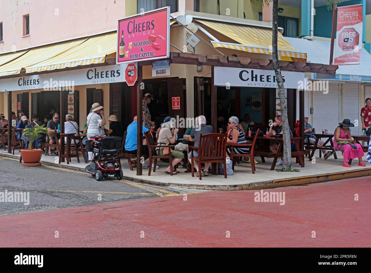 Café local, St. John's est la capitale et la plus grande ville d'Antigua-et-Barbuda, dans les Caraïbes Banque D'Images