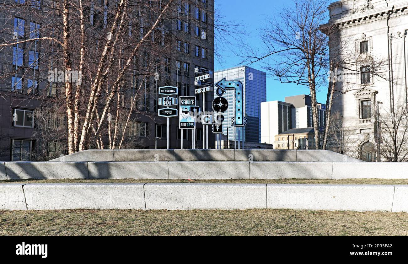 « Corner Light » est une installation d'art publique située à l'angle nord-est de public Square, dans le centre-ville de Cleveland, Ohio. Les signes ambigus sont apparus en 2017 Banque D'Images
