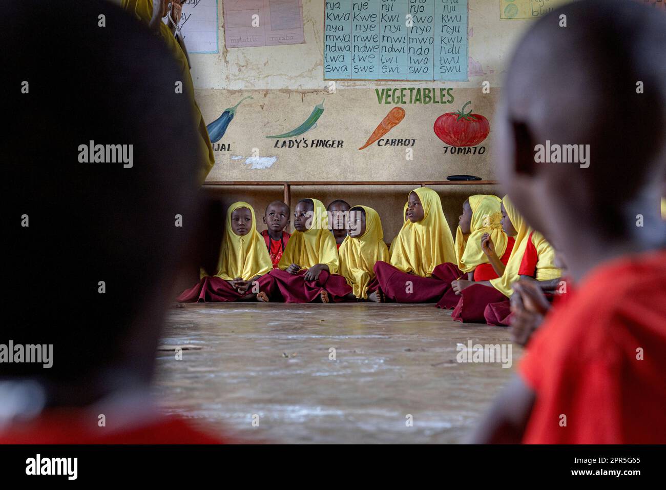 Enfants dans une salle de classe de l'école primaire, Kidoti, Zanzibar, Tanzanie Banque D'Images
