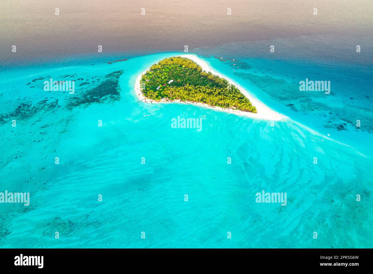 Petit îlot au milieu de l'océan, vue aérienne, île de Mnemba, Zanzibar, Tanzanie Banque D'Images