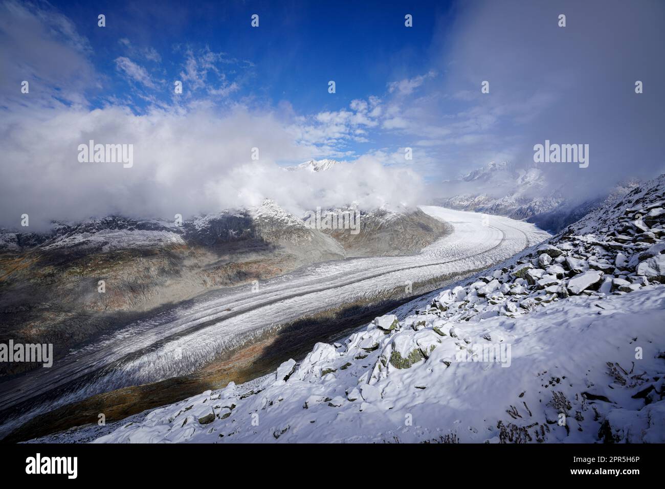 Nuages au-dessus du glacier d'Aletsch et des montagnes enneigées en automne, Alpes bernoises, canton du Valais, Suisse Banque D'Images