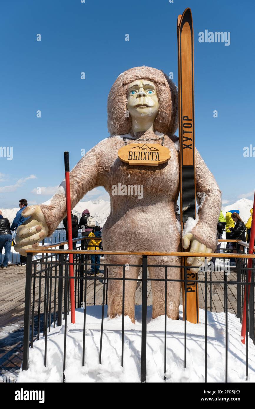 SOTCHI, Resort Rosa Khutor, RUSSIE - 14 avril 2023 : statue de Shaggy de Bigfoot. Banque D'Images