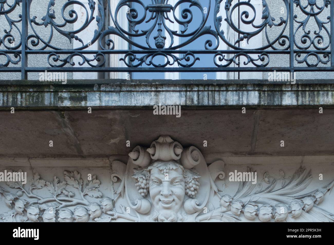 Bâtiment en pierre blanche avec balcon et décoration sculpturale, Dijon, France Banque D'Images