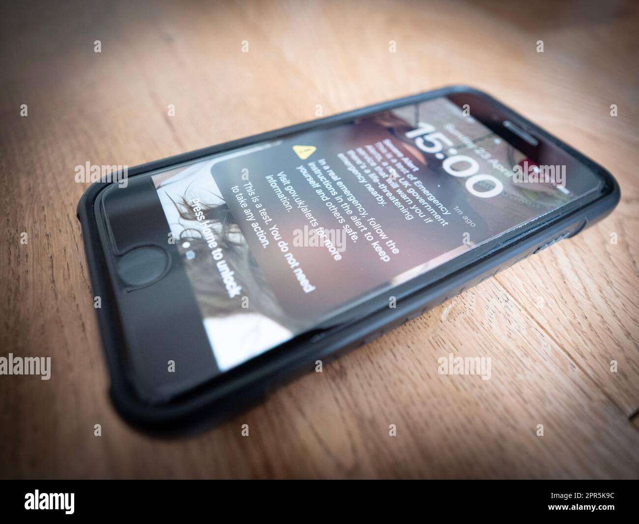 Tester l'alarme du téléphone pour les résidents du Royaume-Uni qui s'affichent sur un smartphone mobile alertes d'urgence est un service gouvernemental britannique qui avertit de danger pour la vie à proximité. En cas d'urgence, le téléphone ou la tablette reçoit une alerte avec des conseils sur la façon de rester en sécurité en cas d'urgence. Banque D'Images