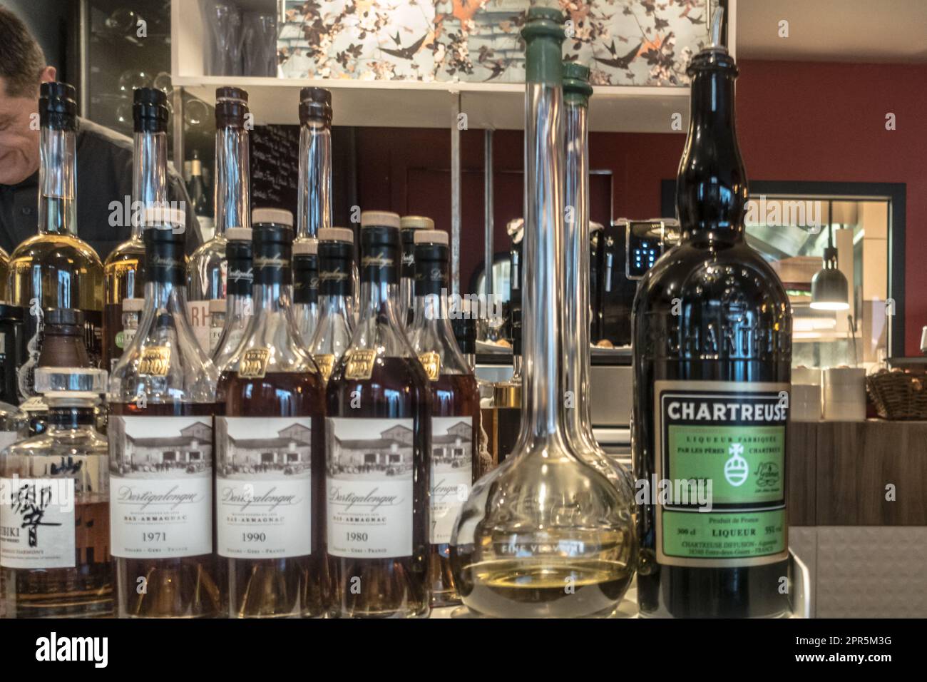 Restaurant l'essentiel, Dijon, France. Bar avec bouteilles d'armagnac et de  chartreuse Photo Stock - Alamy