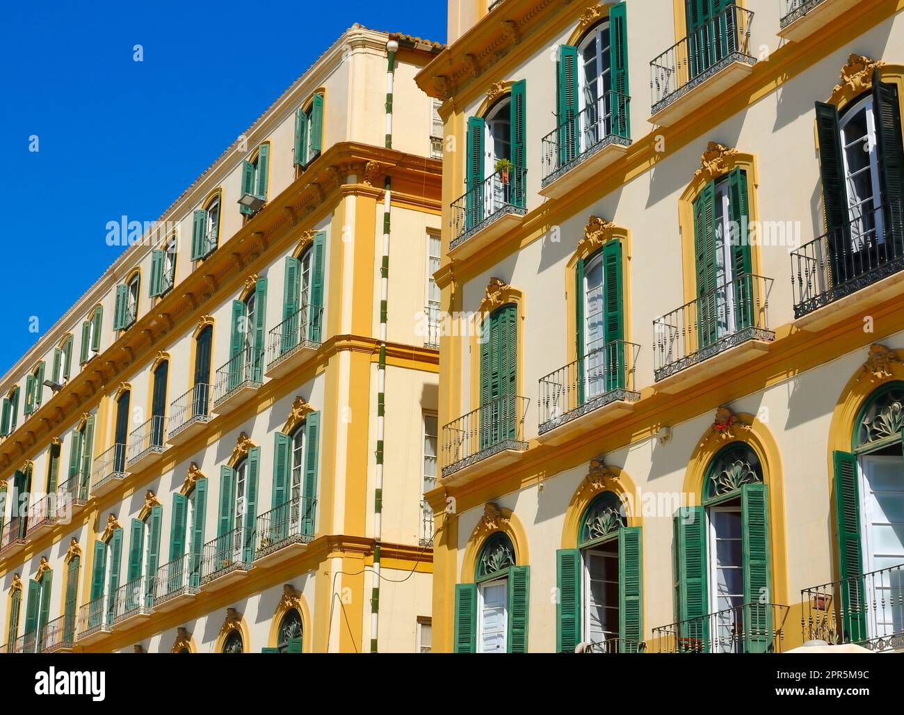 Une rangée d'appartements espagnols traditionnels dans le centre de la ville de Malaga Banque D'Images