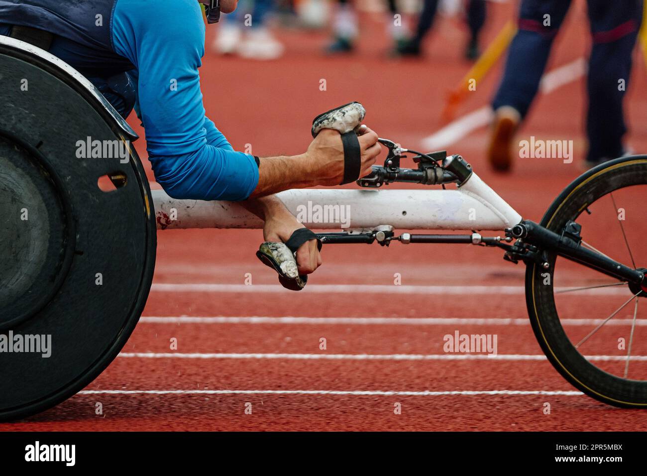 fauteuil roulant de course en gros plan avec athlète masculin, mains en gants de course, championnats d'été para athlétisme Banque D'Images