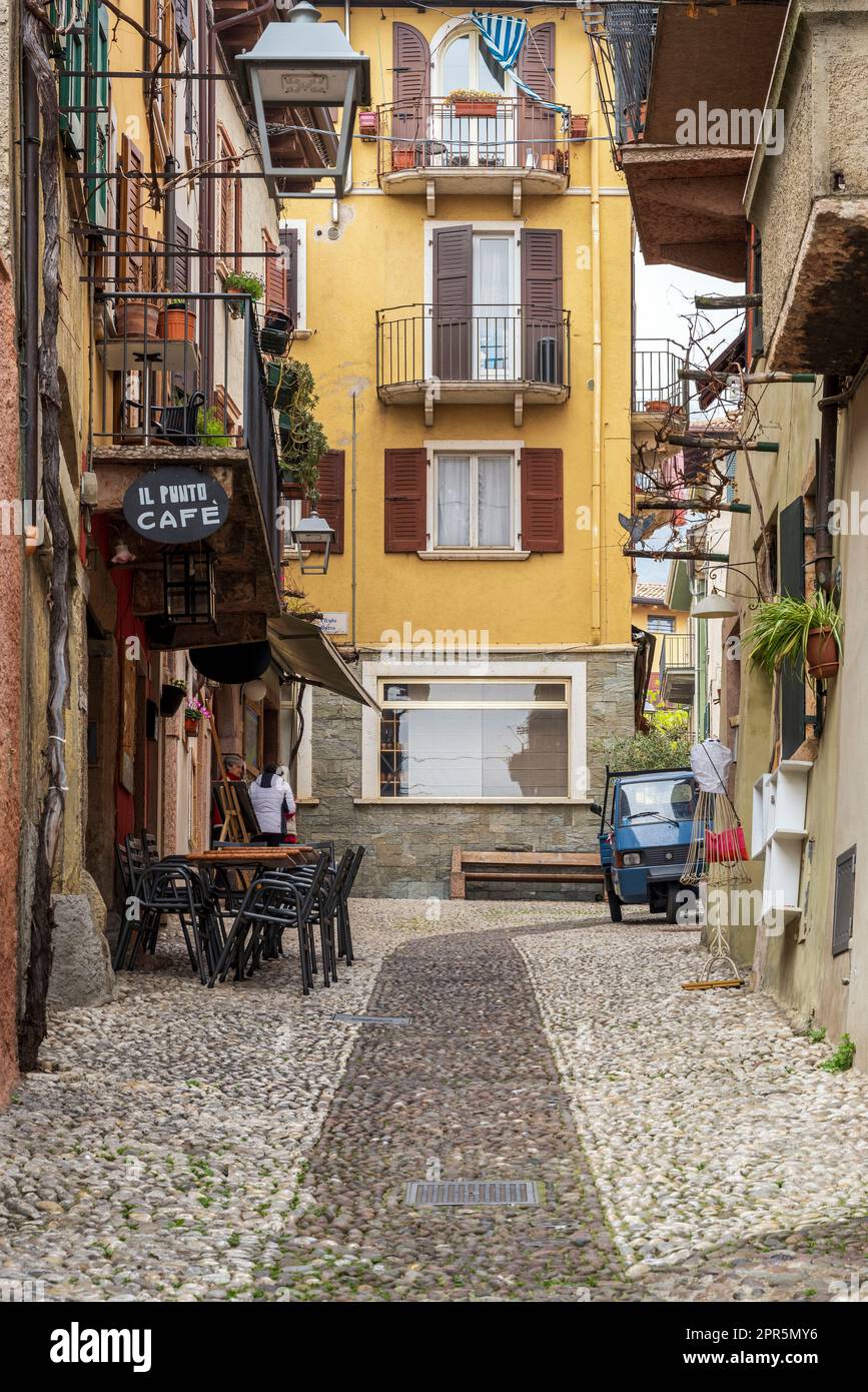 Pittoresque rue pavée, Malcesine, Lac de Garde, Vénétie, Italie Banque D'Images