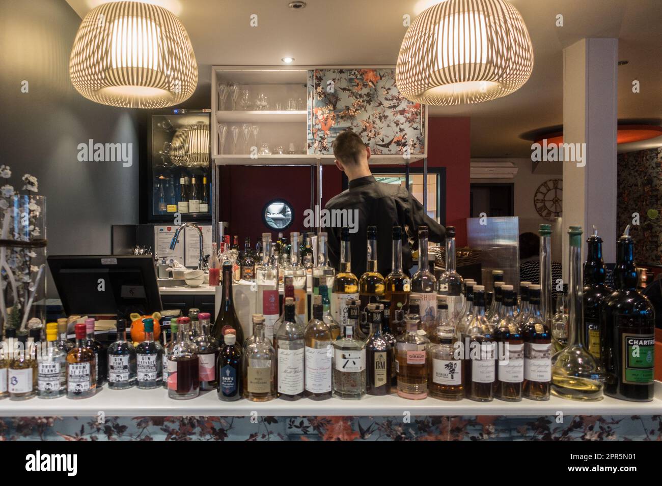 Bar avec liqueurs, restaurant l'Essentiel, Dijon, France Photo Stock - Alamy